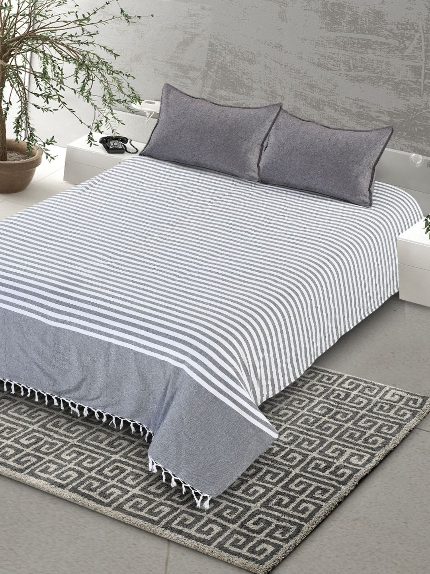Saral Home Abstract Grey 155 TC Cotton King Sized Bed Sheet with 2 Pillow Covers