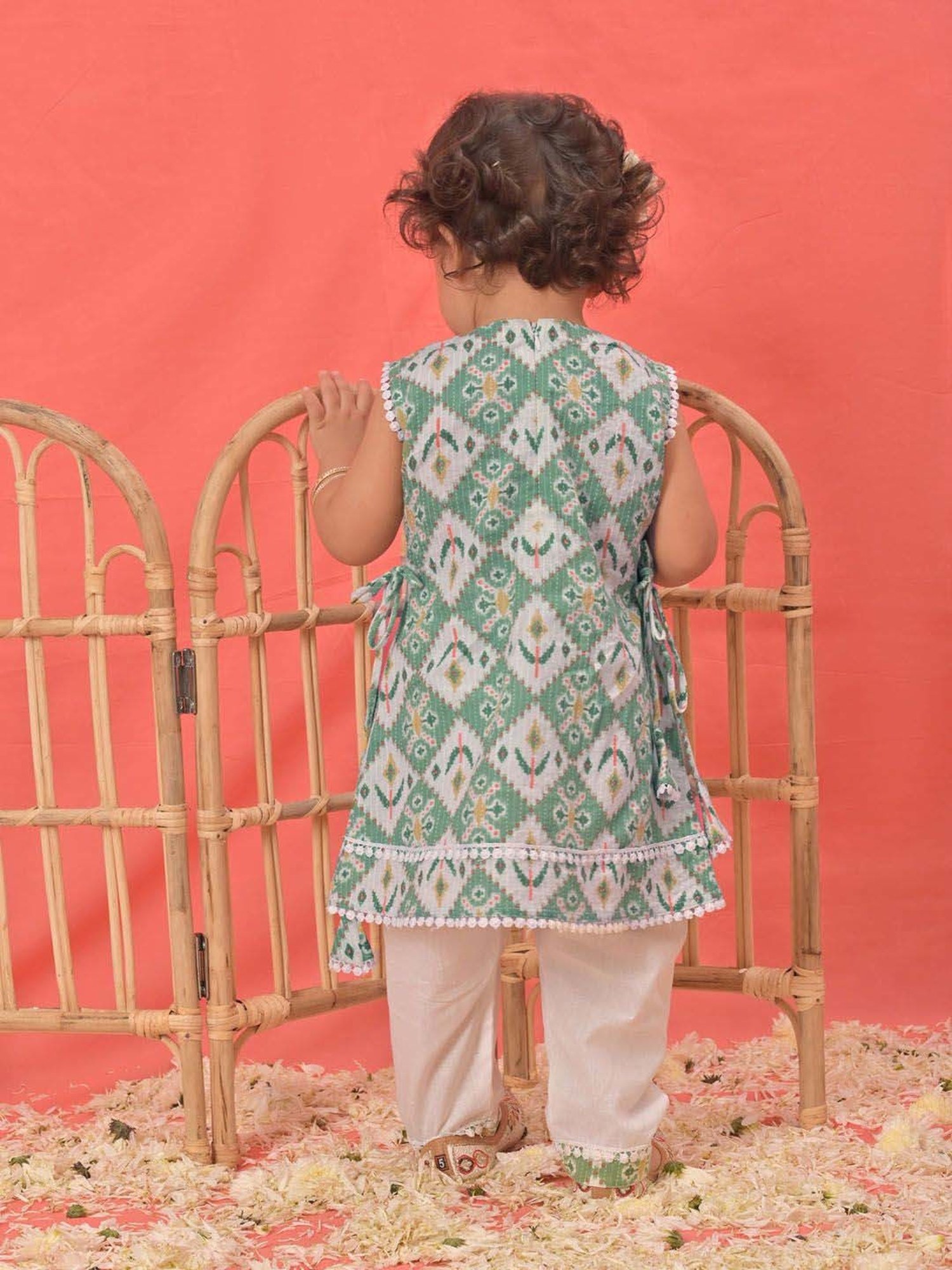 VASTRAMAY Girls Green Printed Clothing Sets