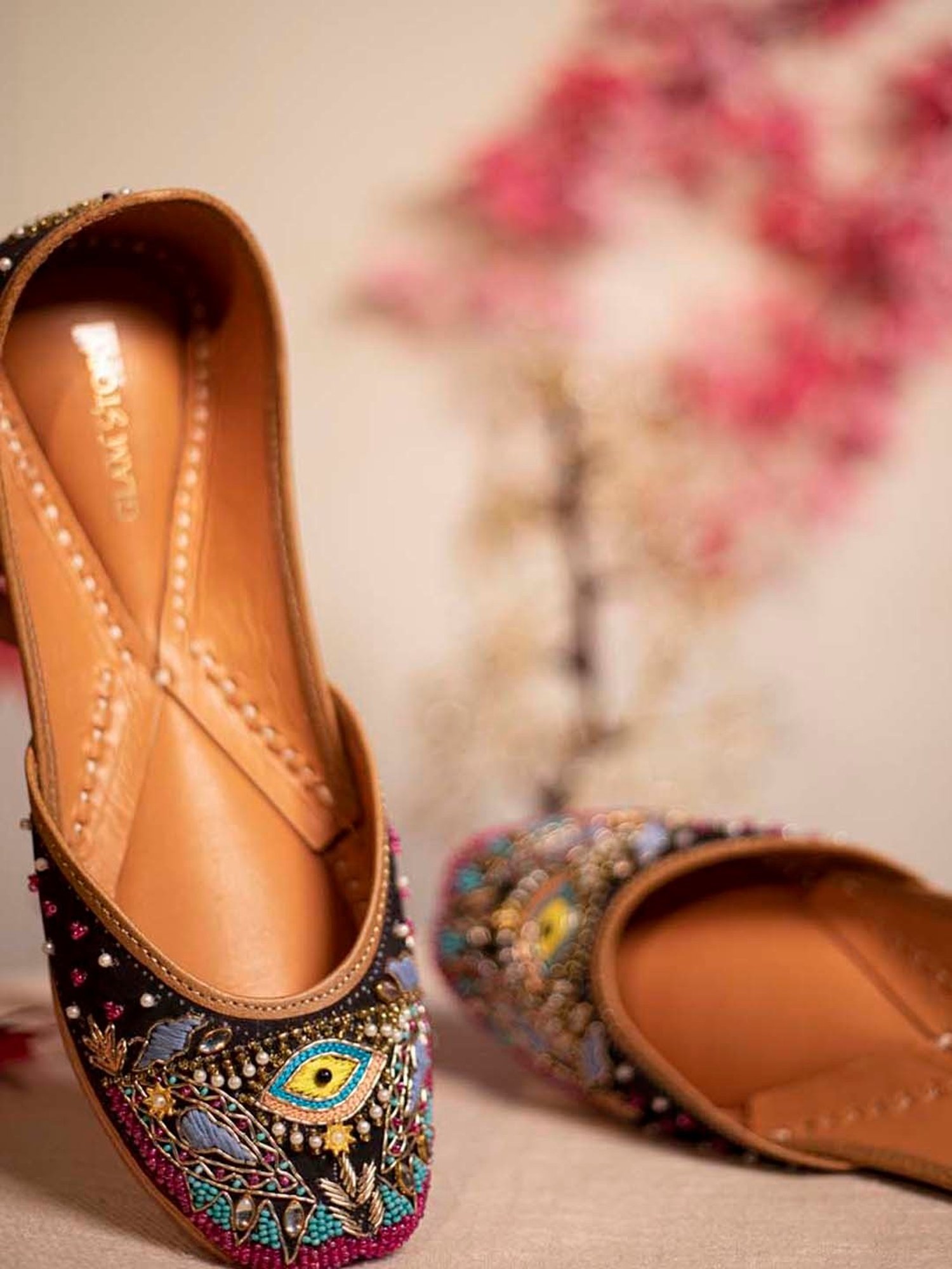 Glam Story Women's Black Ethnic Juttis