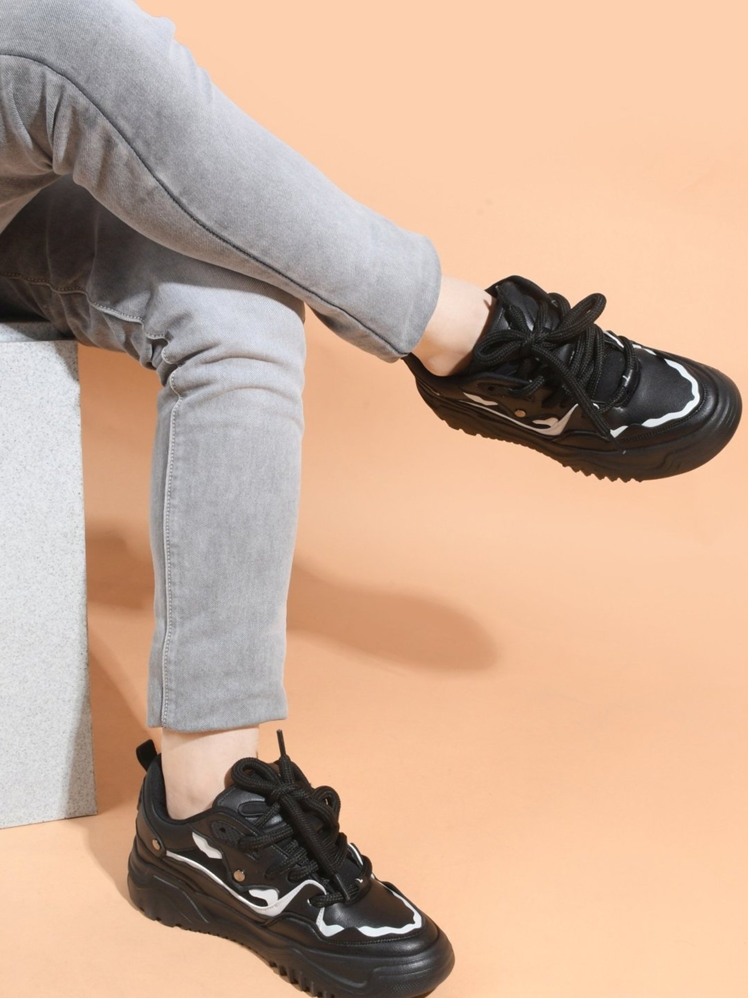 The White Pole Men's Black Casual Sneakers