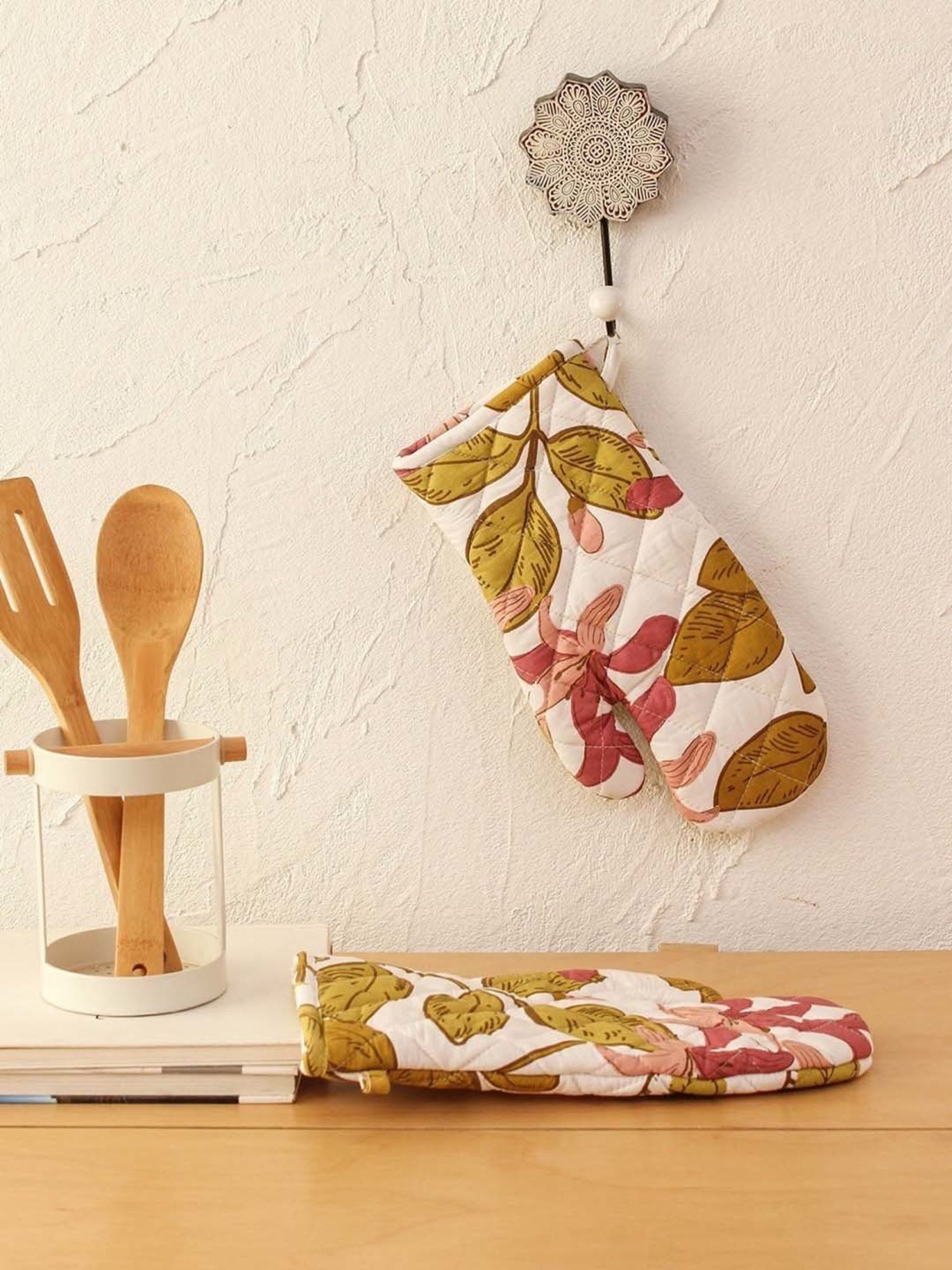 House This Senjana Floral Multicolor 180 TC Cotton Kitchen Gloves