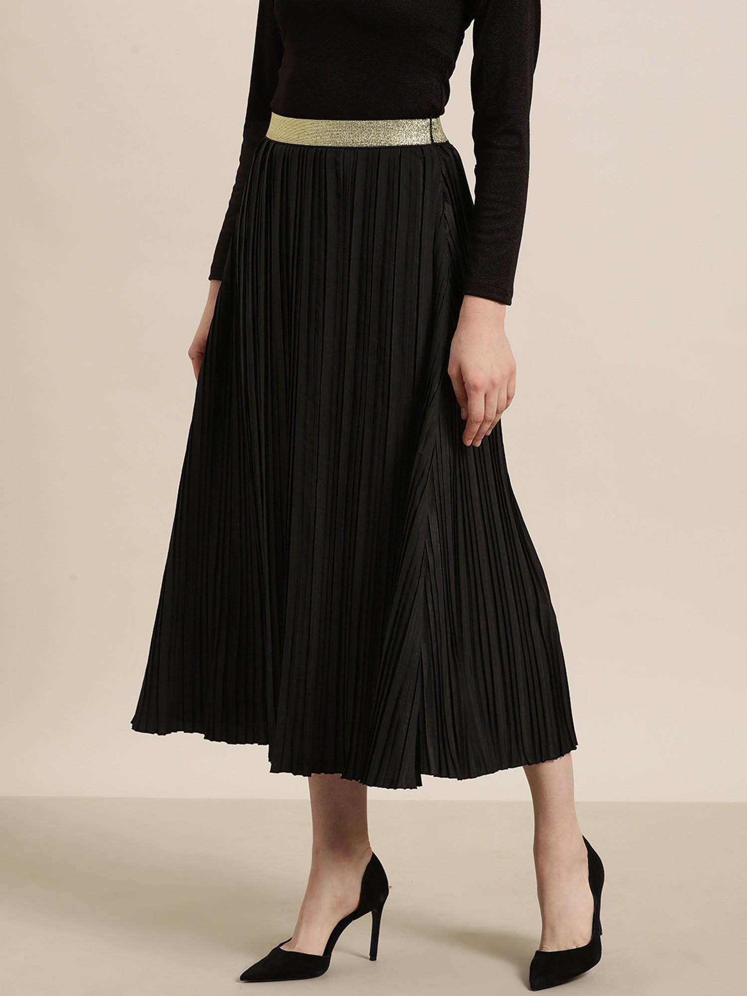 Qurvii Black A-Line Midi Skirt