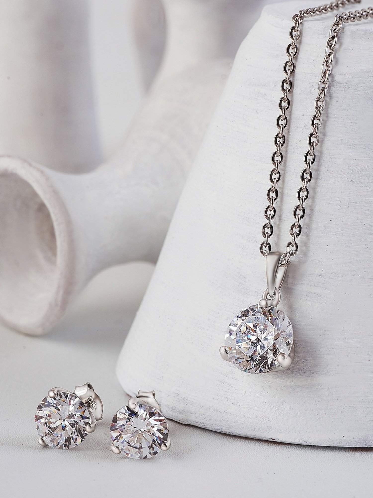 Zavya 92.5 Sterling Silver Pearlescent Elegance Pendant with Chain for Women