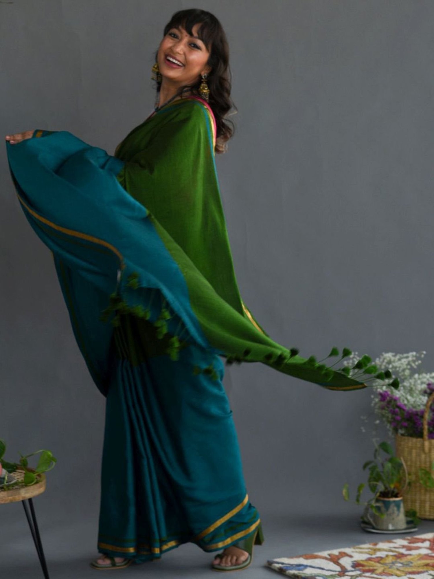 Suta Green & Teal Blue Plain Saree Without Blouse