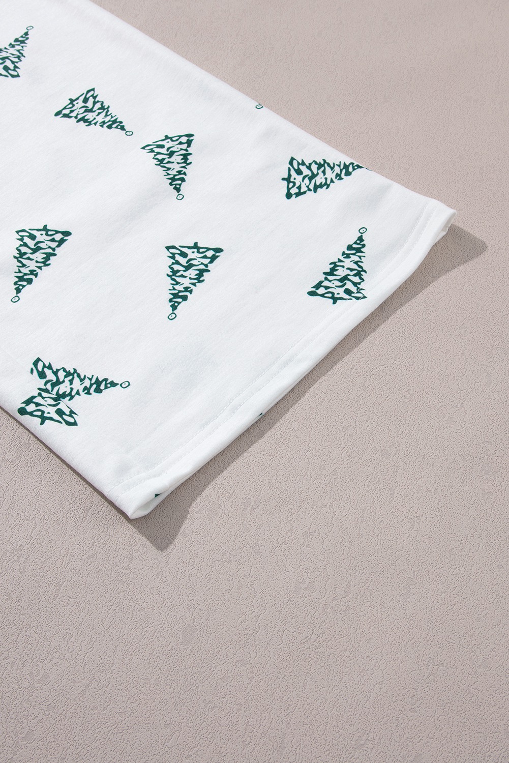 Green Christmas Tree Print Tee & White Pants Loungewear Set