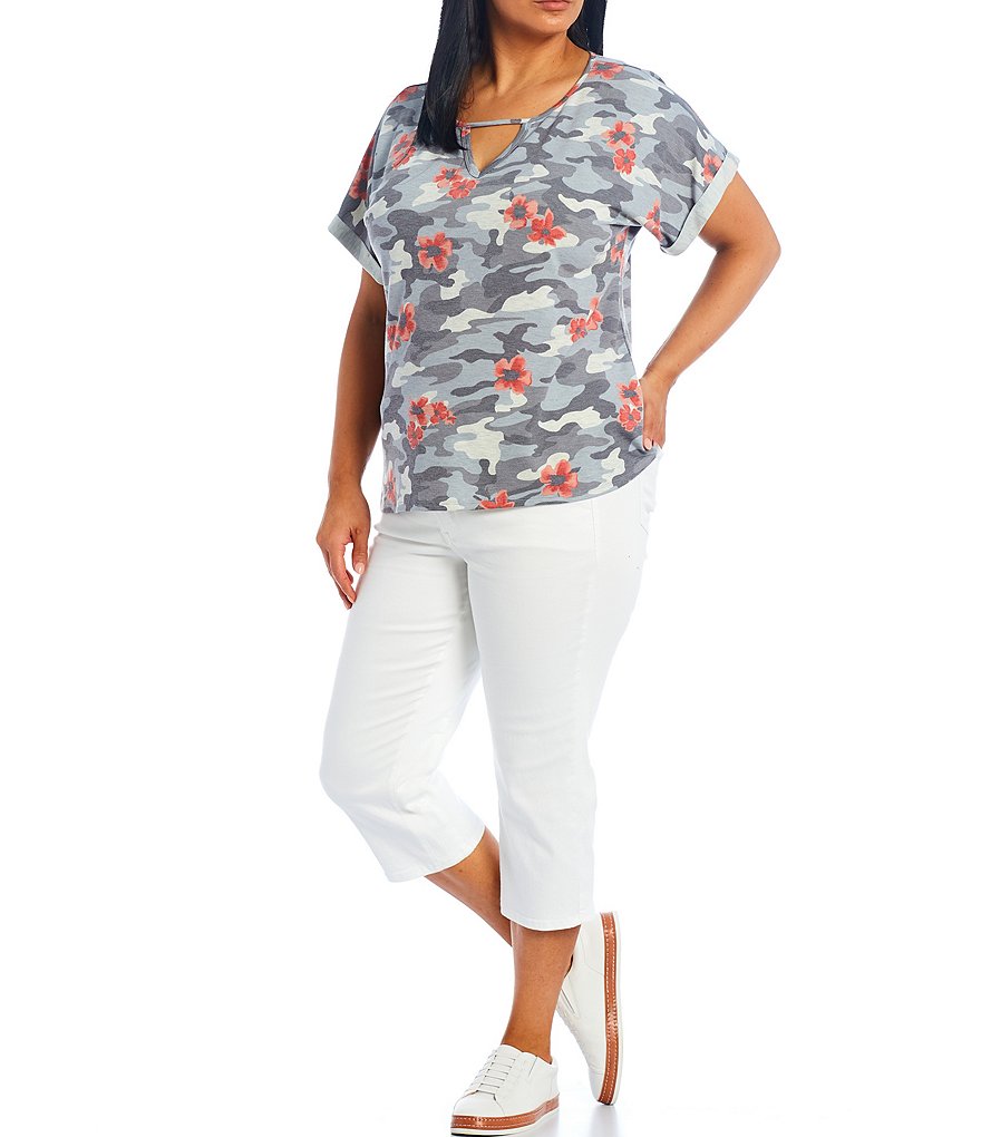 Bobeau Plus Size Camo Floral Print Cutout Keyhole Tee