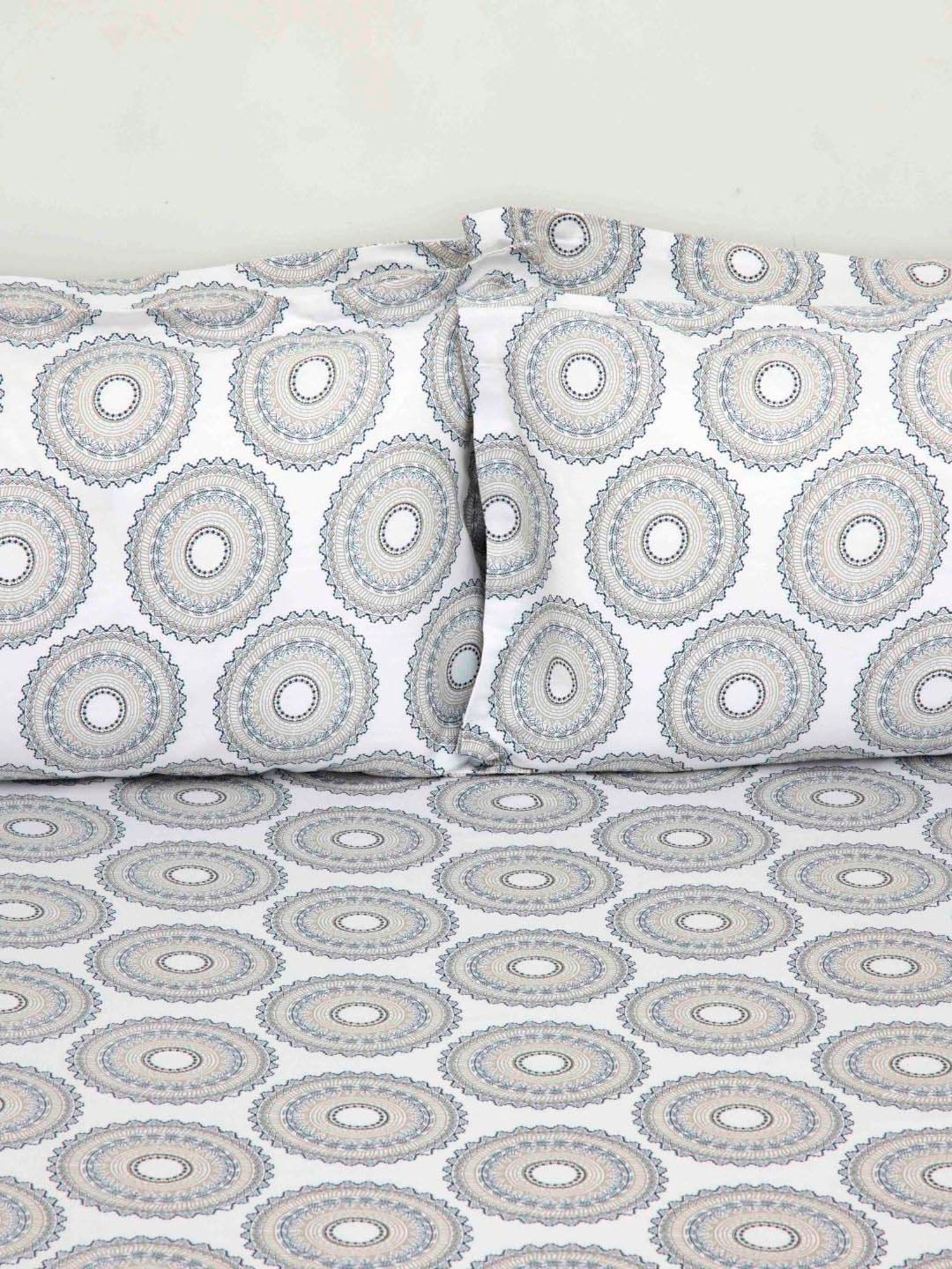 Ariana White & Grey Cotton 260 TC Super King Bedsheet with 2 Pillow Covers