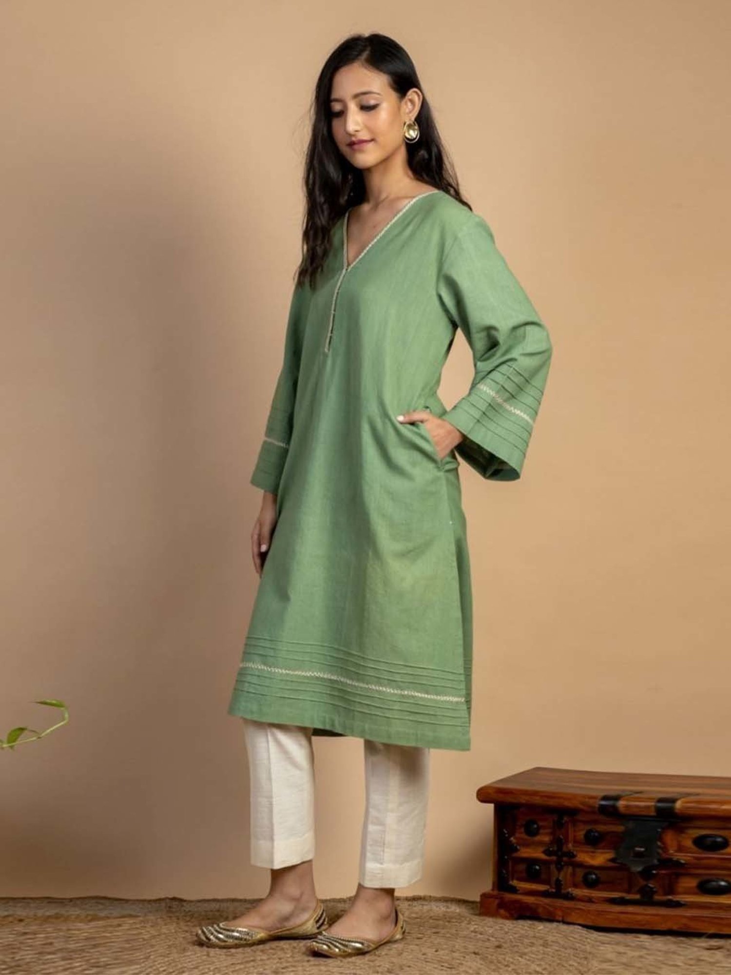 Mushio Green Bhakti Hand Embroidered Handwoven Cotton Kurta