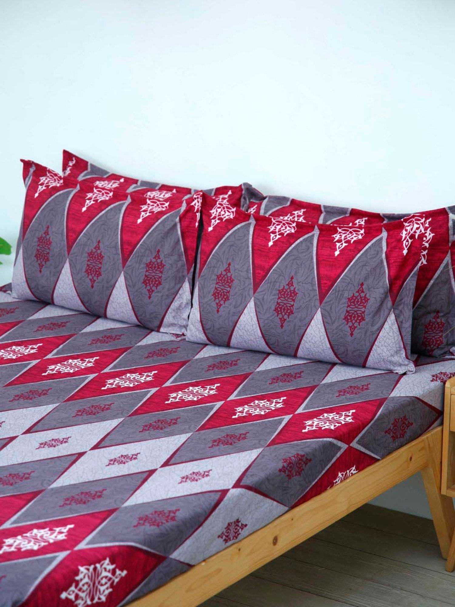 Ariana Wine Microfibre 144 TC Double Bedsheet With 2 Pillow Covers