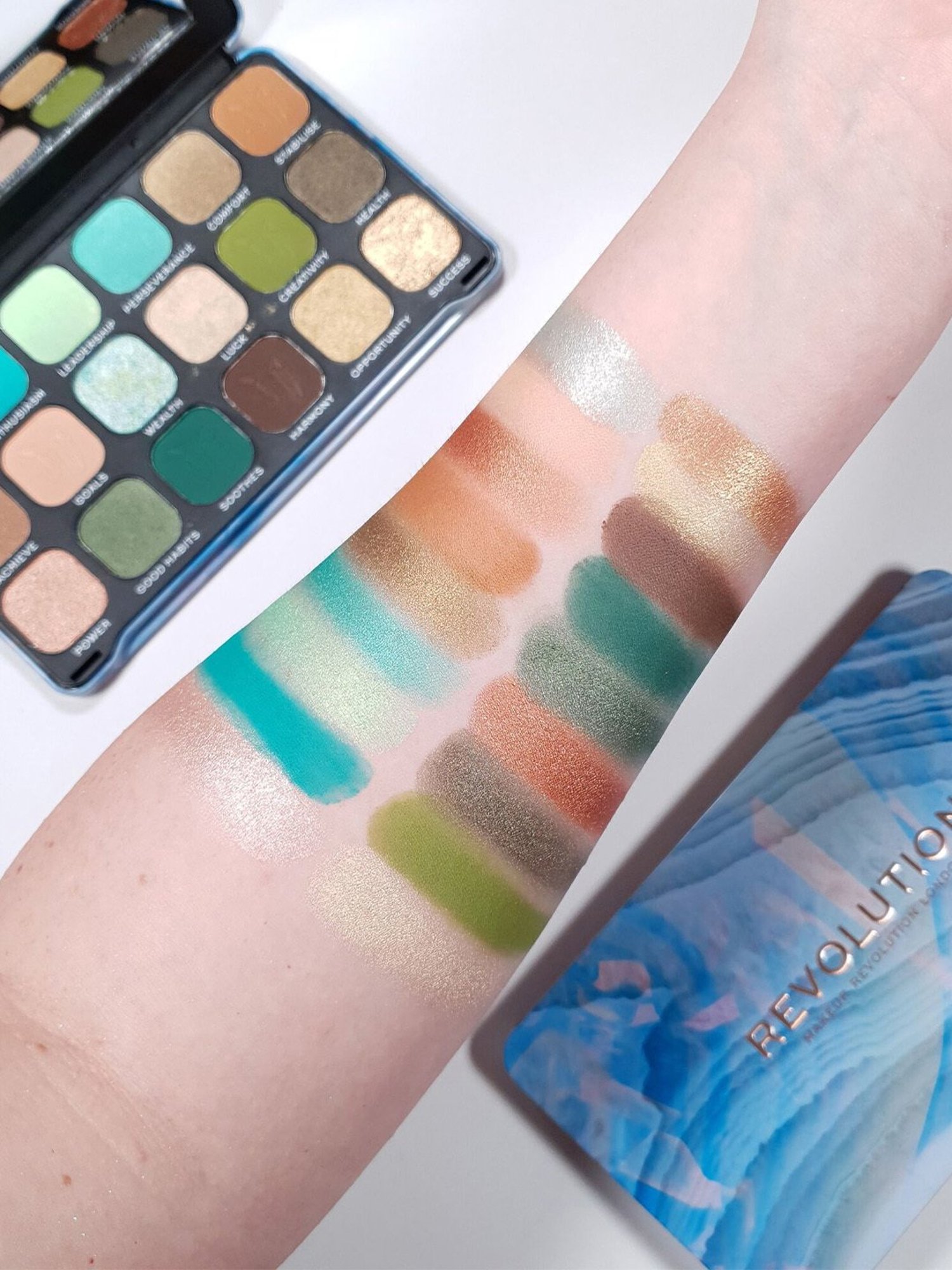 Makeup Revolution Crystal Aura Forever Flawless Shadow Palette Aventurine - 19.8 gm