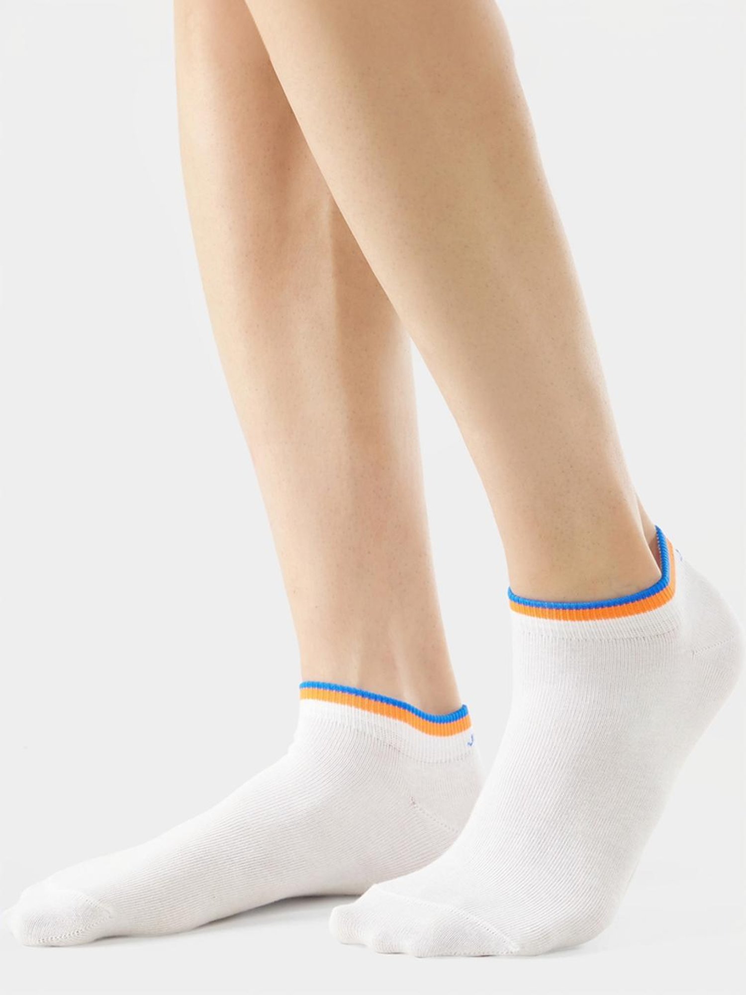 Jockey 7052 White Cotton Crew Length Socks with Stay Fresh Treatment - Pack of 2 (Pattern May Vary)