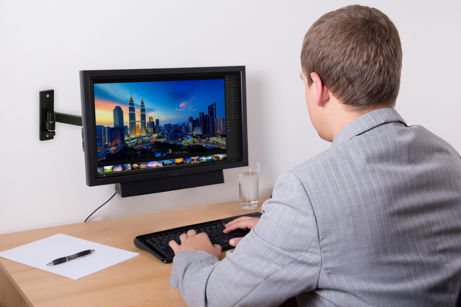 Mount-It! Full Motion Monitor Wall Mount | Fits 17-30 Inch Screens | VESA 75 100 Compatible