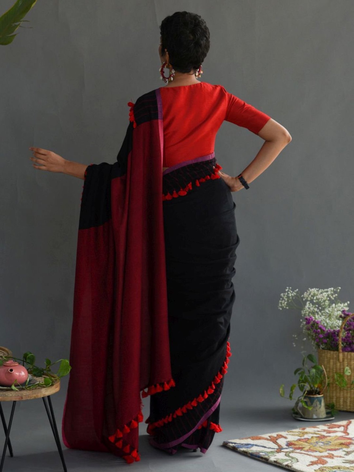 Suta Black & Red Plain Saree Without Blouse