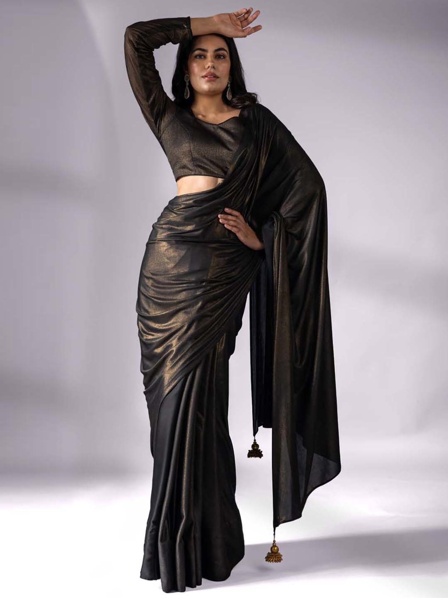 Swtantra Black & Golden Textured Pattern Saree