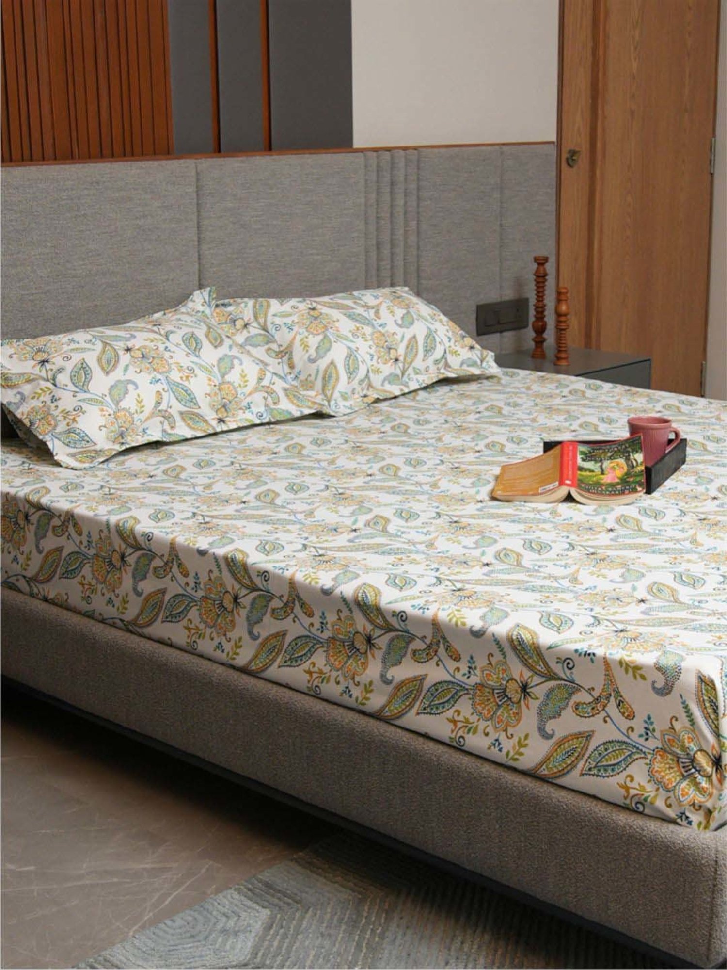 Urban Space Multicolor Cotton 200 TC Iris King Bedsheet with 2 Pillow Covers