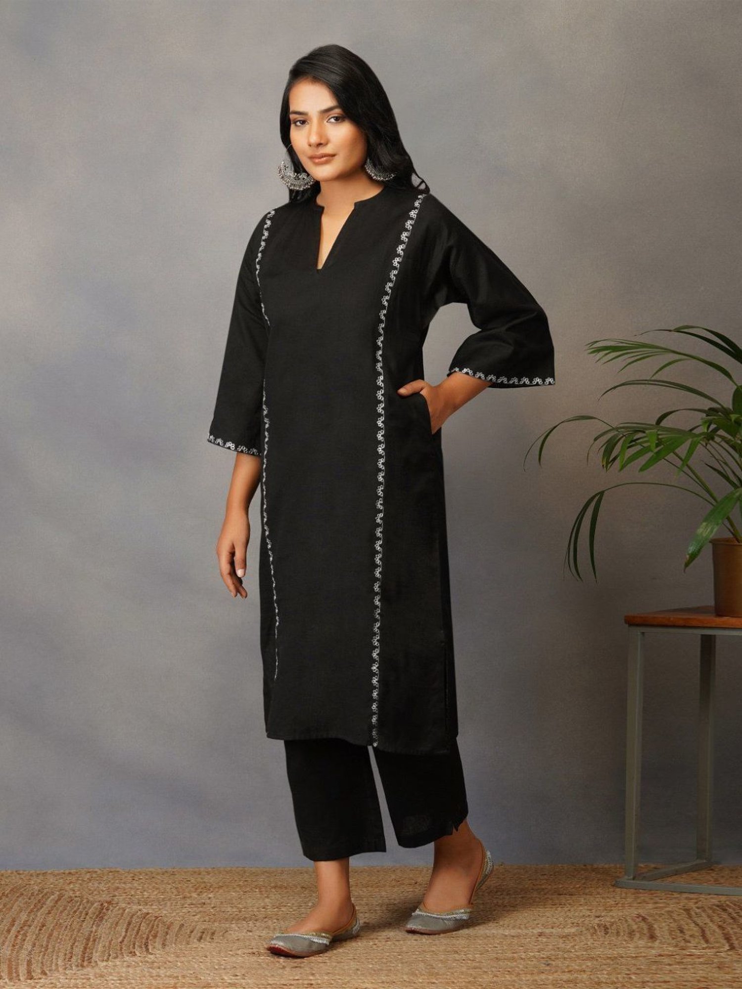 Akiso Bakhair Black Phiran Style Kurta With Zari Embroidery Set With Pants