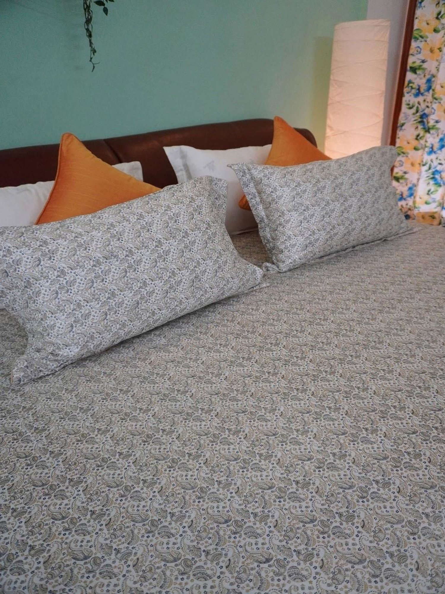 TARA Sparkling Homes Printed White 250 TC Cotton King Bedsheet With 2 Pillow Covers