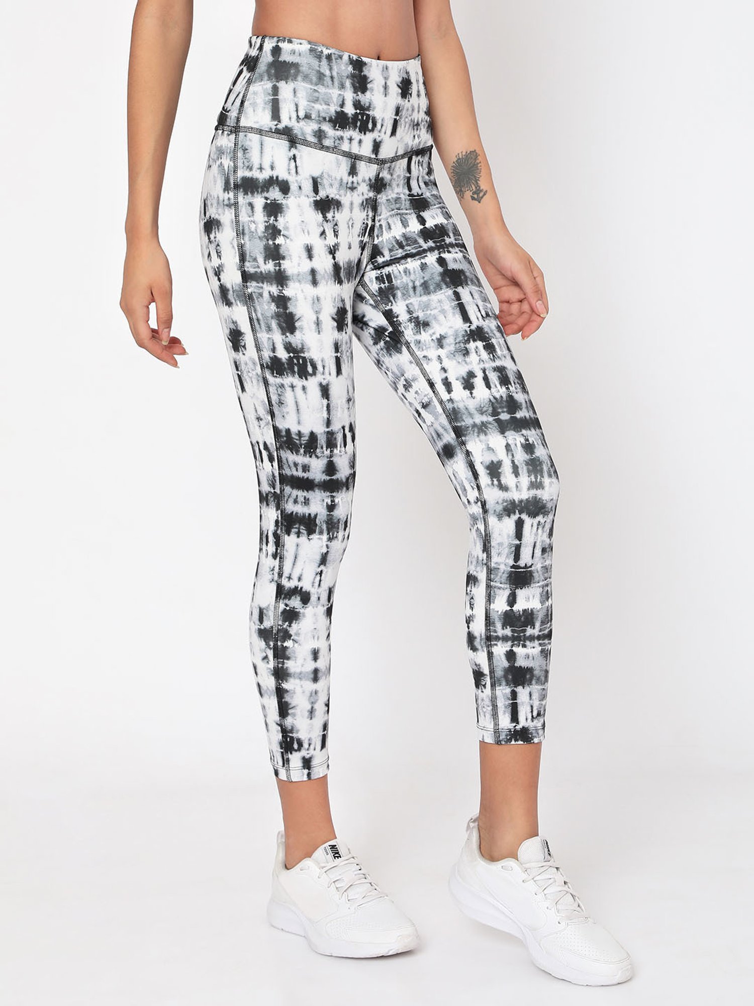 SILVERTRAQ Black & White Tie - Dye Leggings