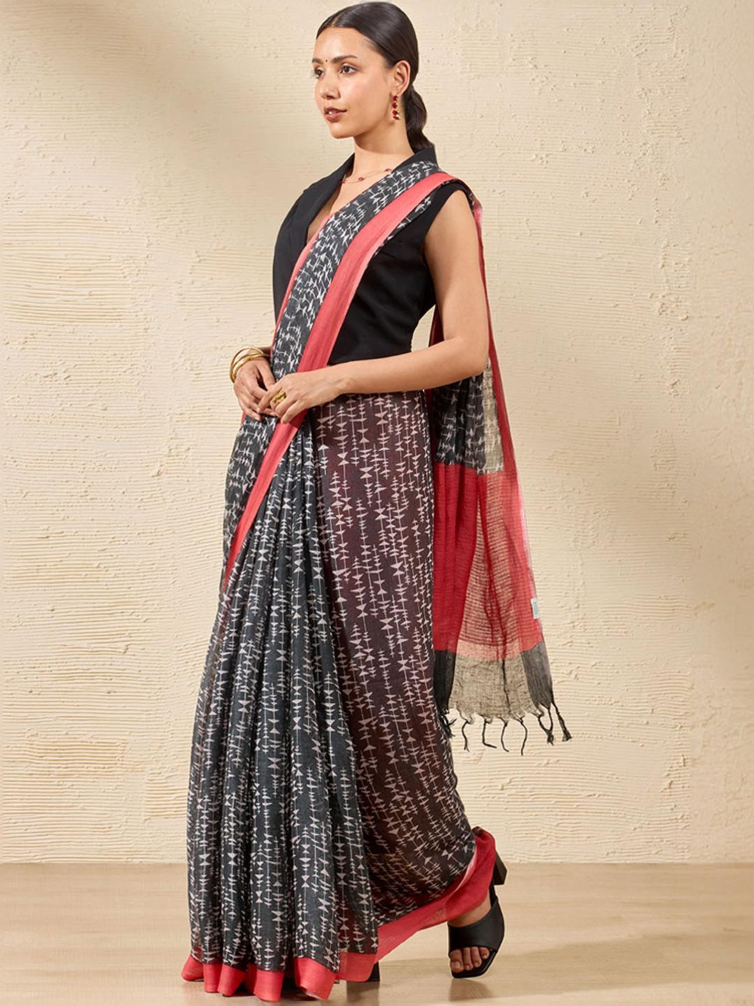 Taneira Black & Red Linen Printed Saree With Unstitched Blouse