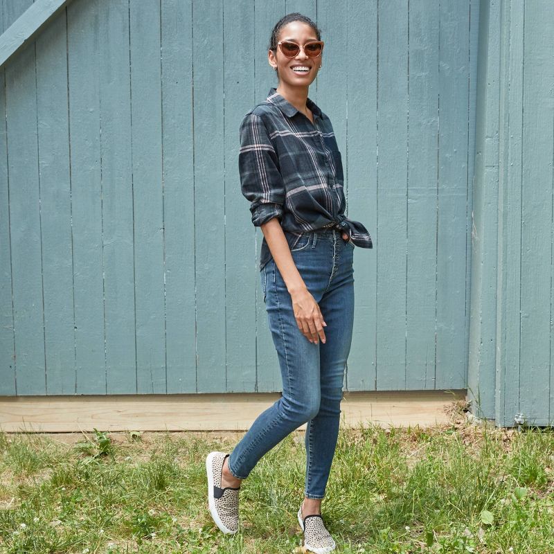 Women's Plaid Long Sleeve Button-Down Shirt - Universal Thread™ Charcoal Gray M