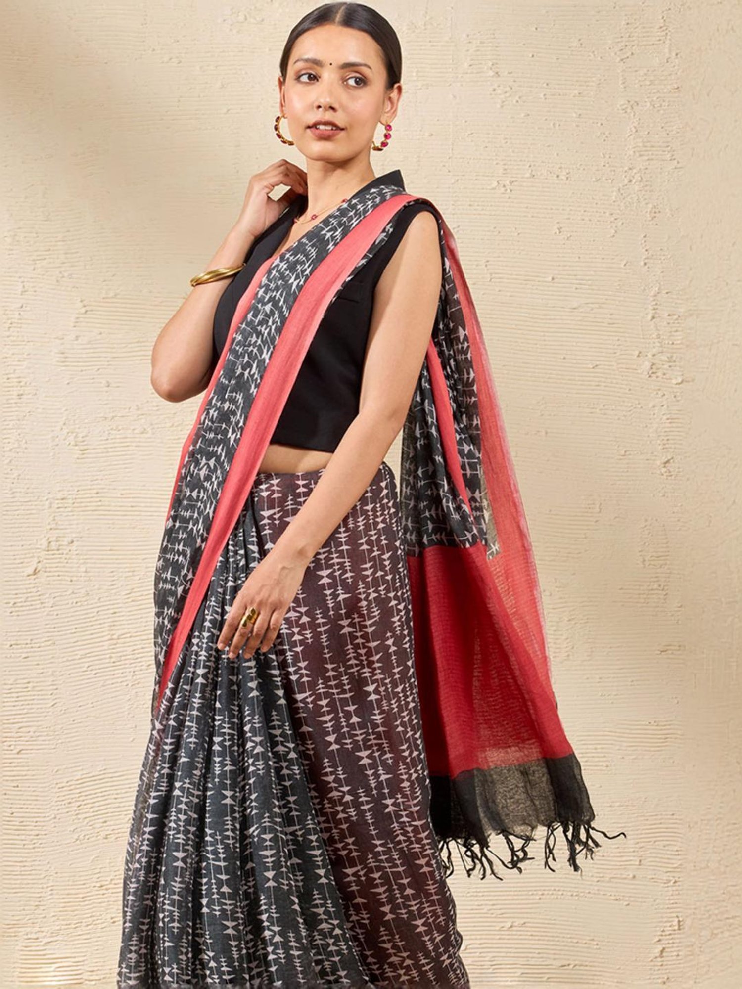 Taneira Black & Red Linen Printed Saree With Unstitched Blouse