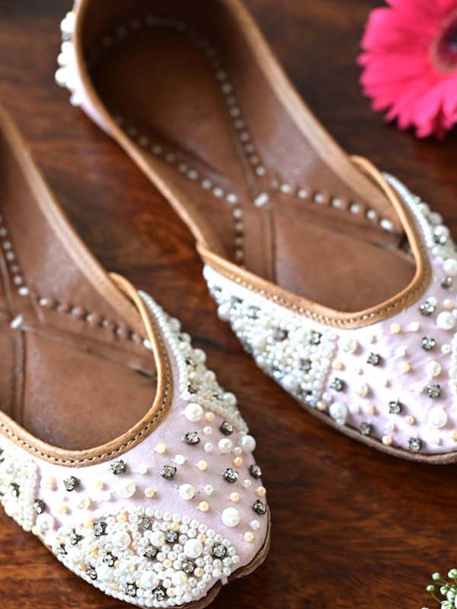 Scentra Women's Beige Ethnic Juttis