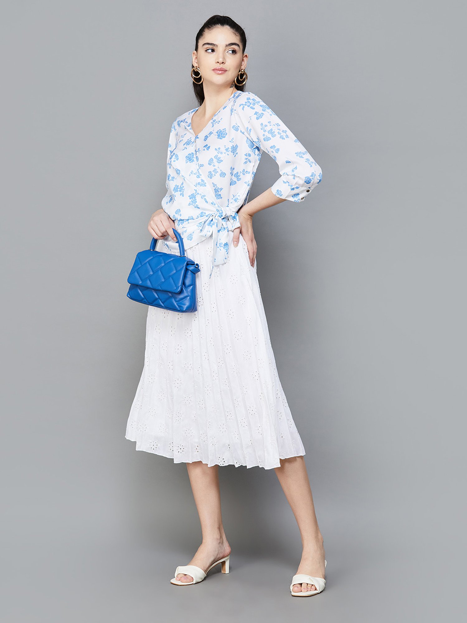 Code by Lifestyle White & Blue Floral Print Top