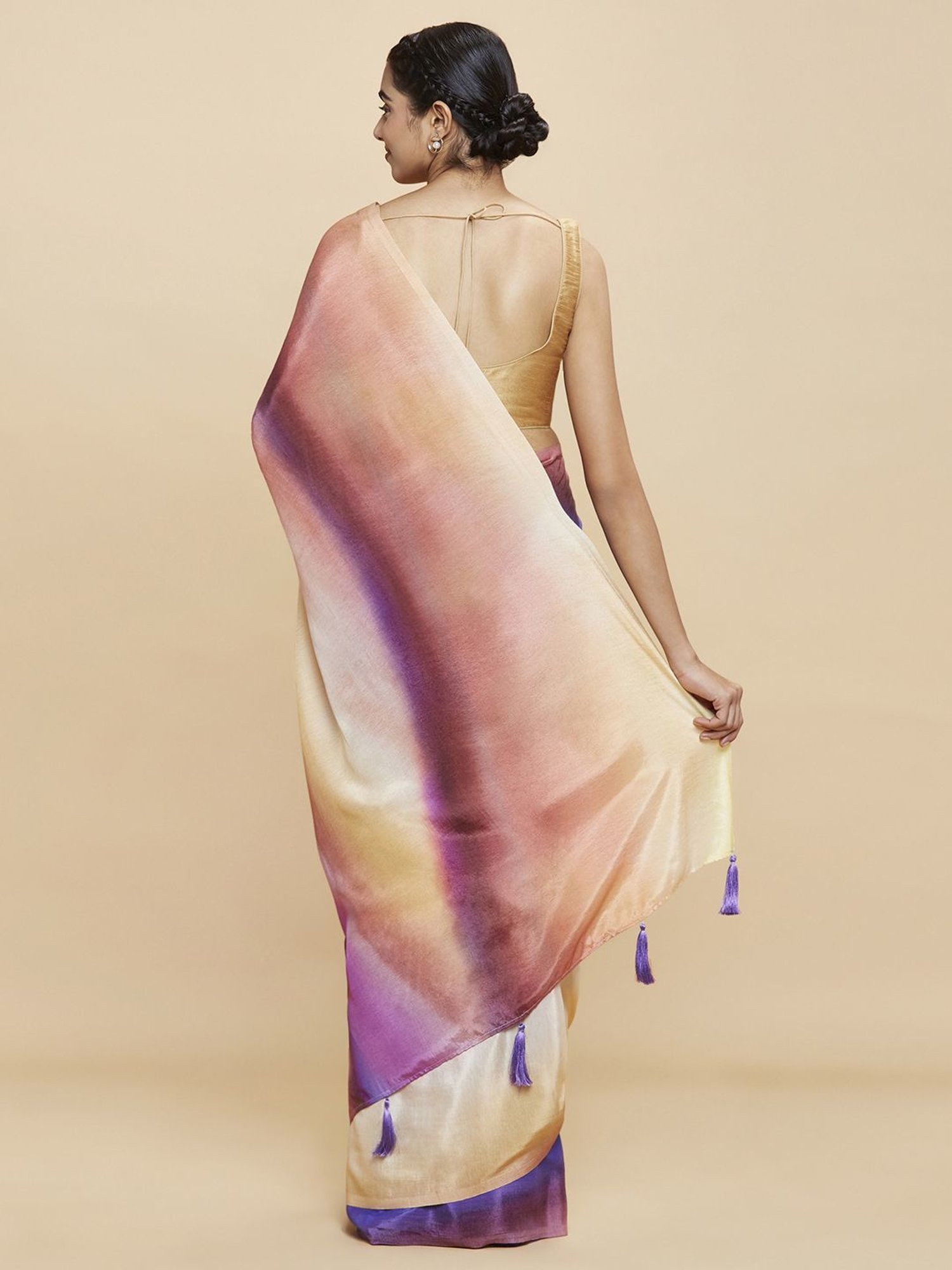 Navyasa Blue Liva Crepe Abstract Printed Saree With Coordinated Unstitched Blouse Piece