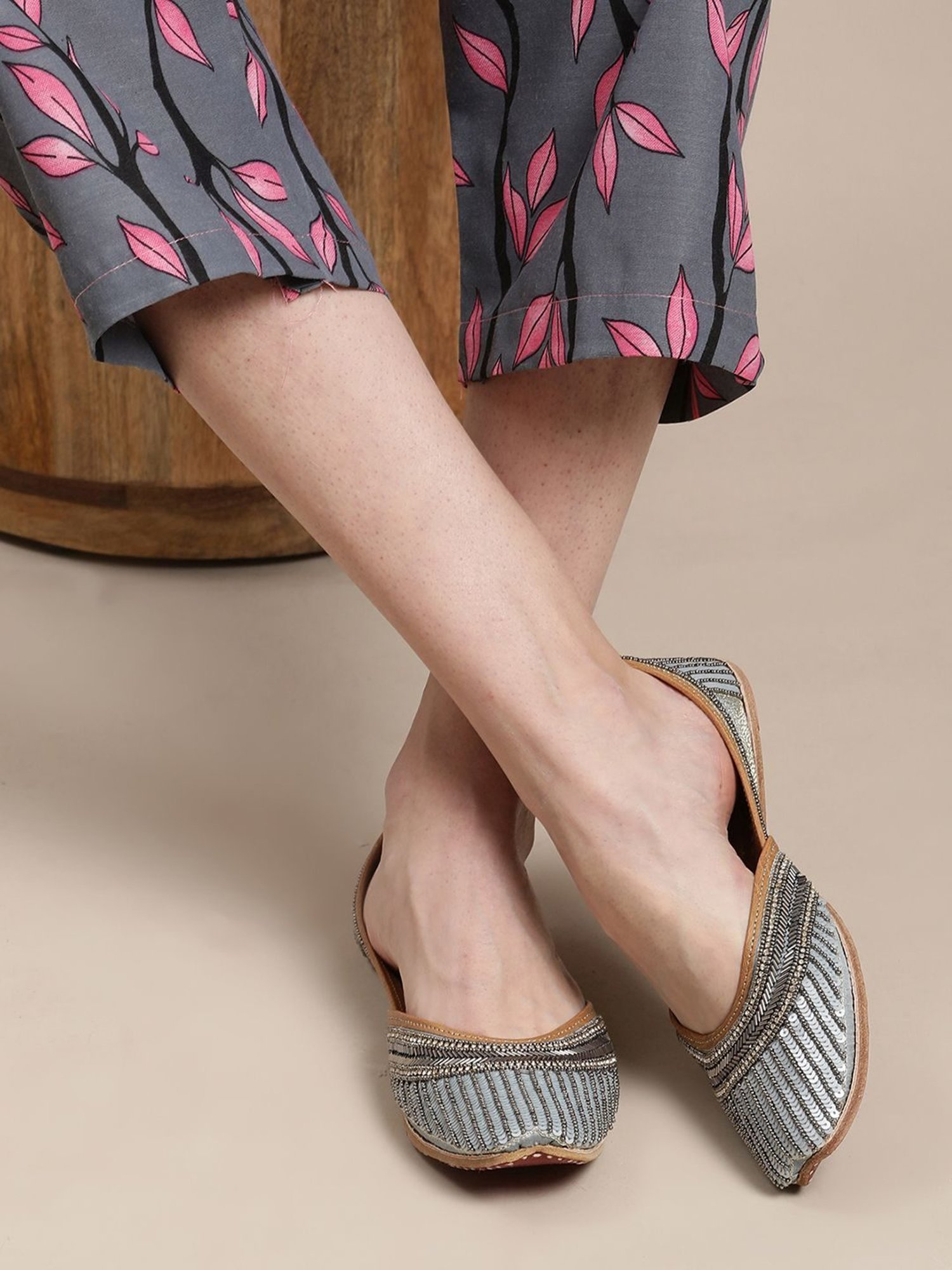 Glam Story Women's Blue Ethnic Juttis