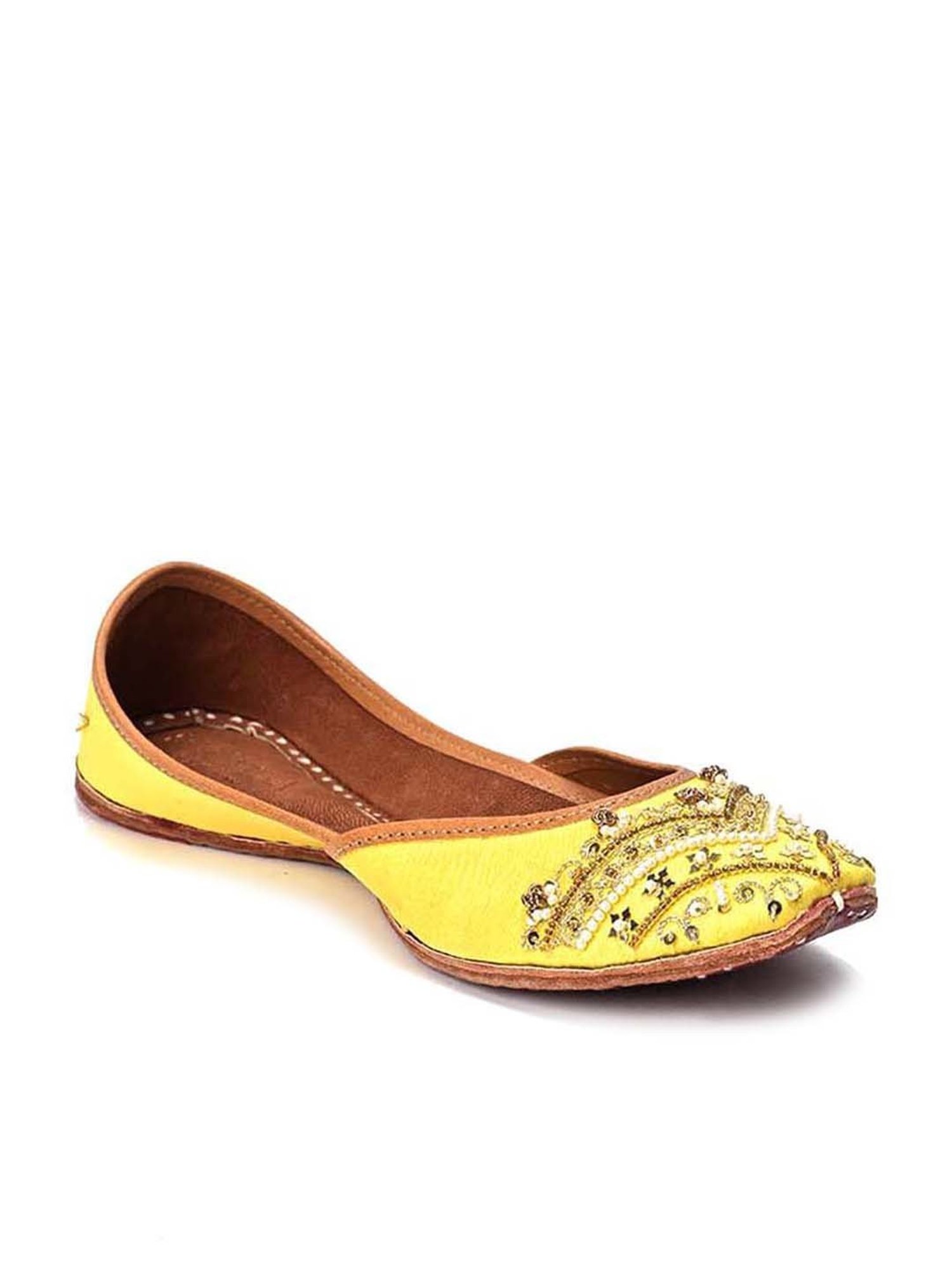 Scentra Women's Yellow Ethnic Juttis