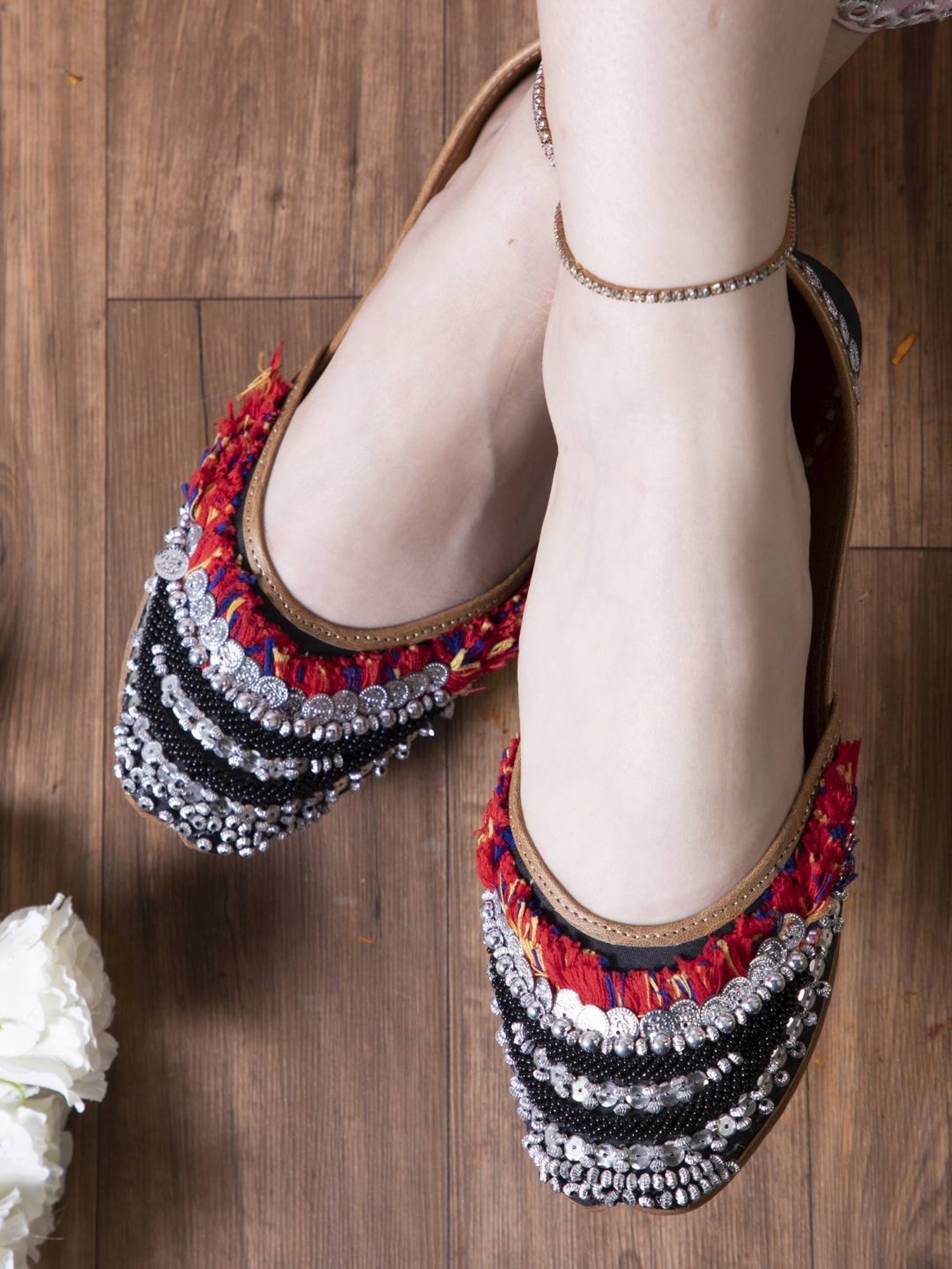 Glam Story Women's Black Ethnic Juttis