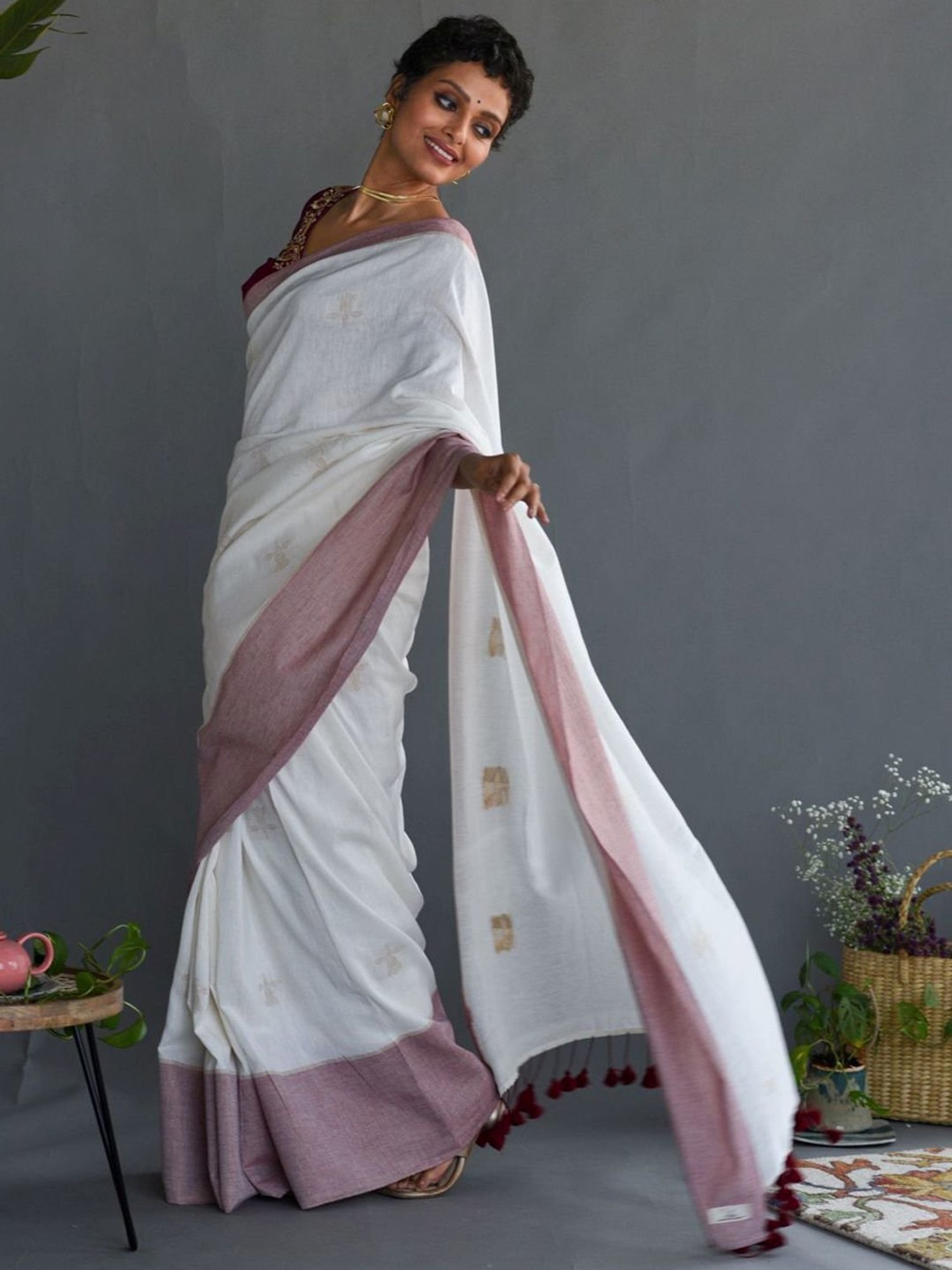 Suta Off-White Cotton Woven Saree Without Blouse