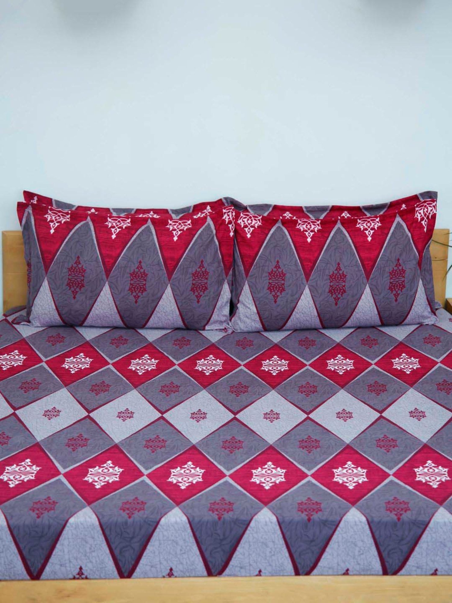 Ariana Wine Microfibre 144 TC Double Bedsheet With 2 Pillow Covers