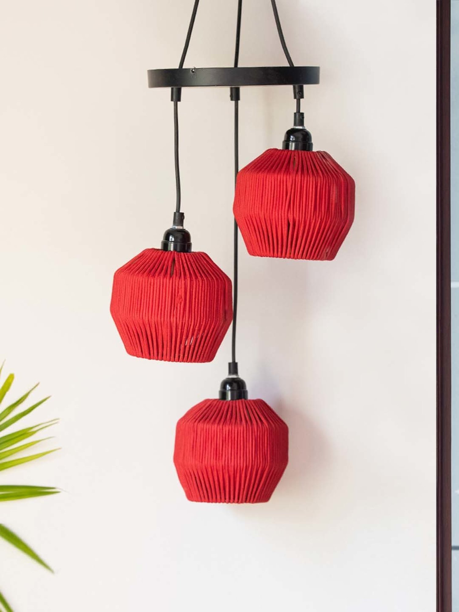 ExclusiveLane Lustres Black Iron Handwoven Adjustable Chandelier With Hanging Lamp Shades