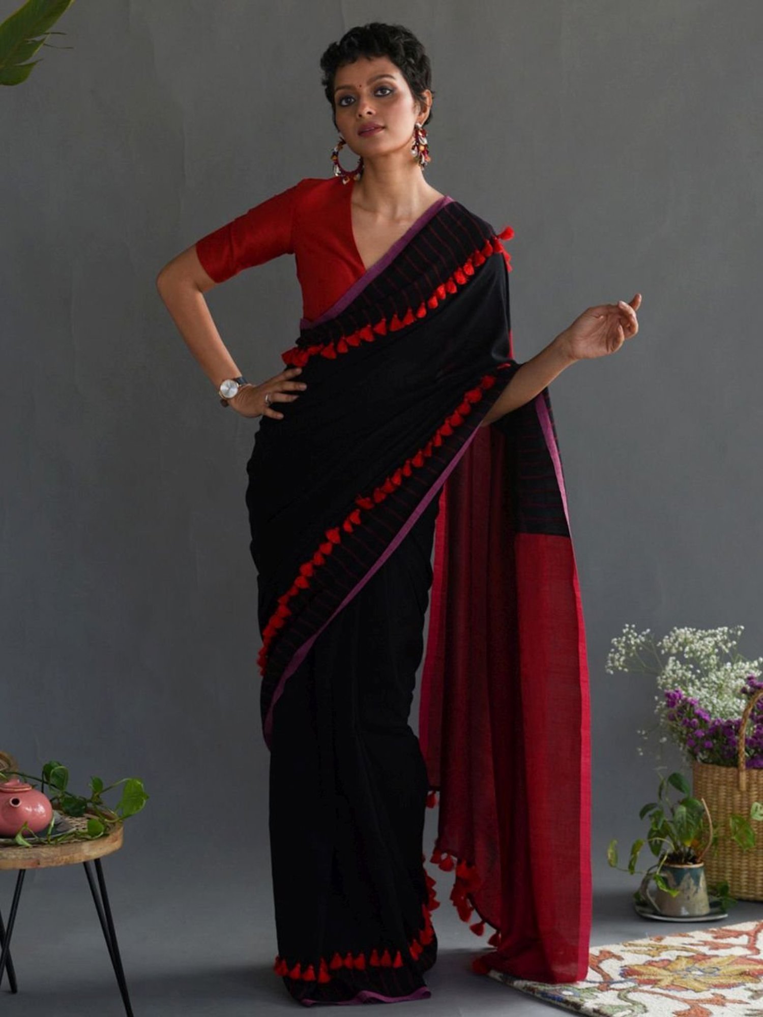Suta Black & Red Plain Saree Without Blouse