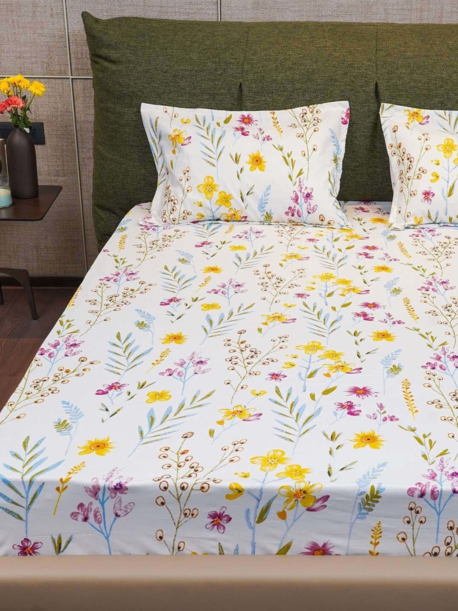 Urban Space Serene Yellow Cotton 200 TC King Fitted Bedsheet With Pillow Covers