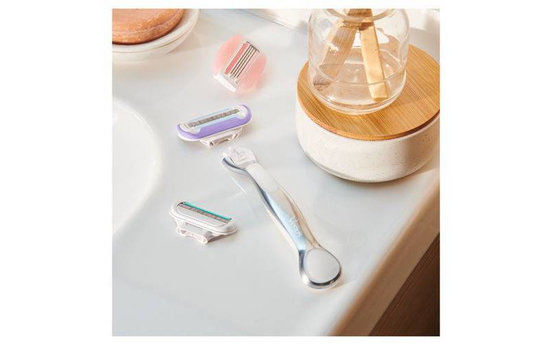 Venus Deluxe Smooth Platinum Women's Metal Handle Razor + 2 Razor Blade Refills