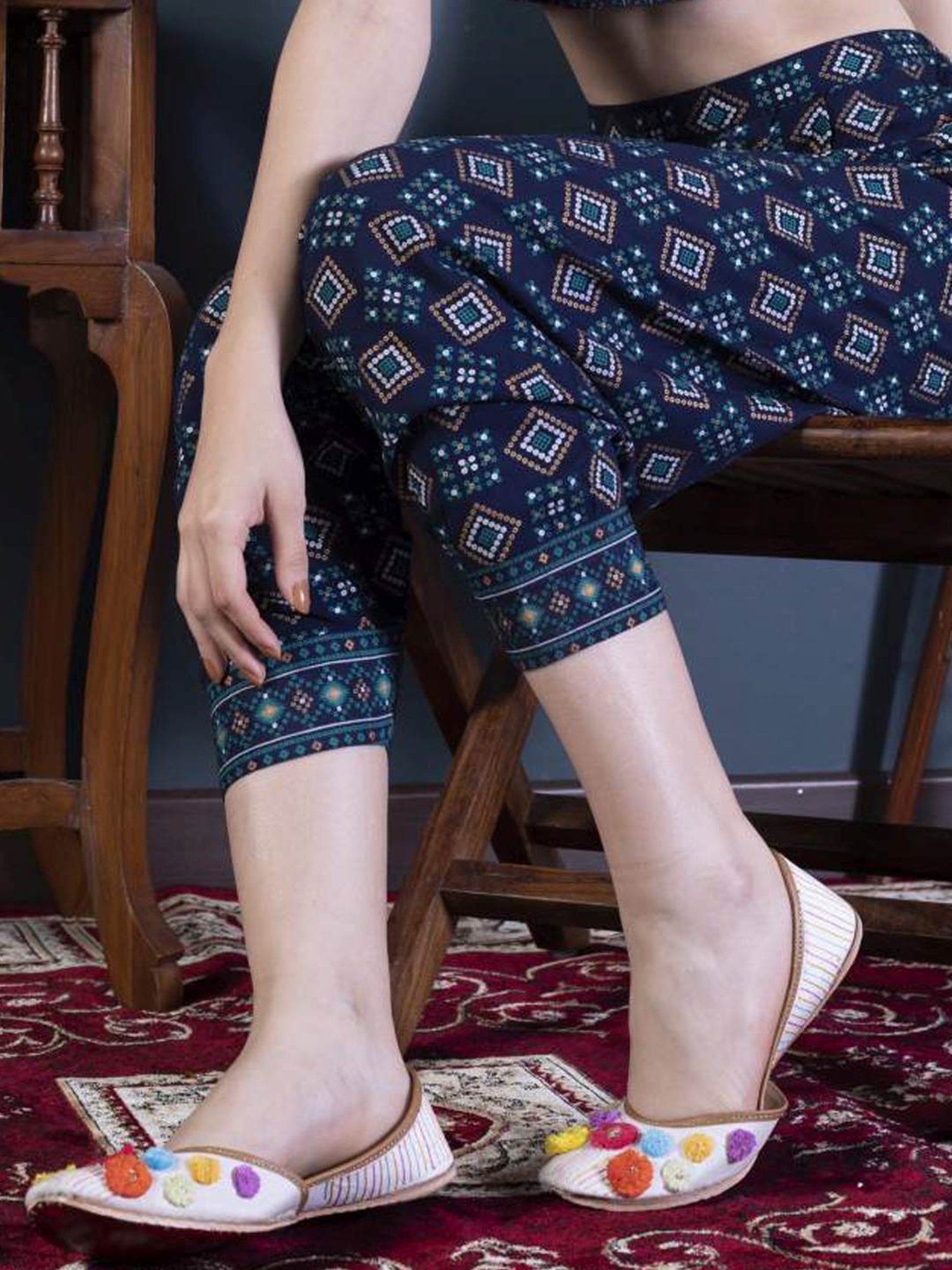 Glam Story Women's White Ethnic Juttis