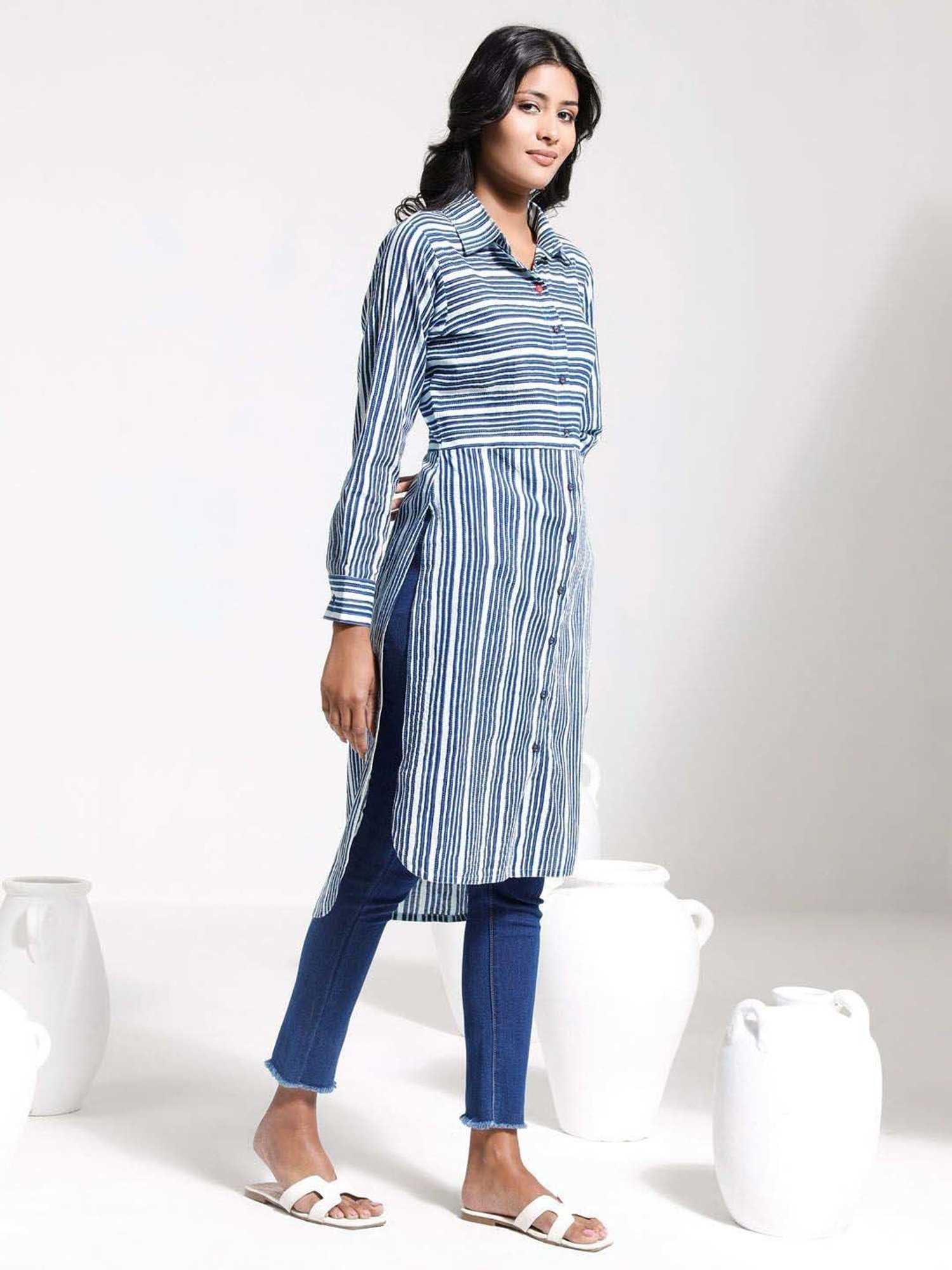 VASTRAMAY Blue Printed Straight Kurta
