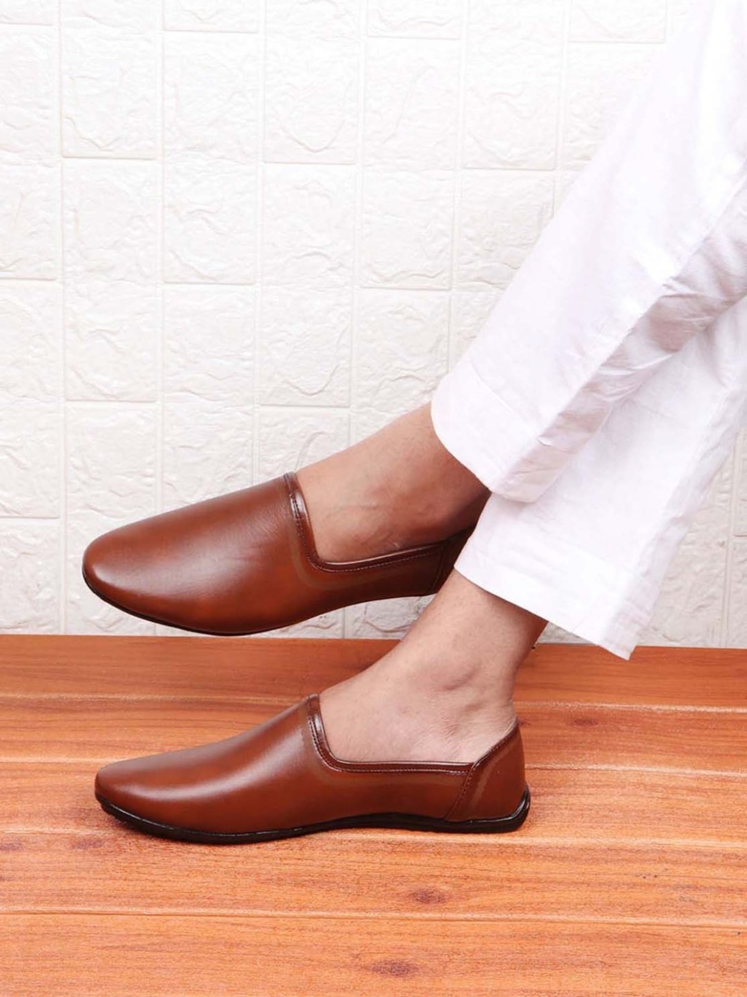 Walkway Men's Black Ethnic Juttis