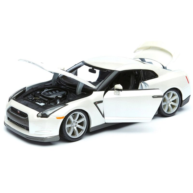 2009 Nissan GT-R R35 Pearl White 1/18 Diecast Model Car by Bburago