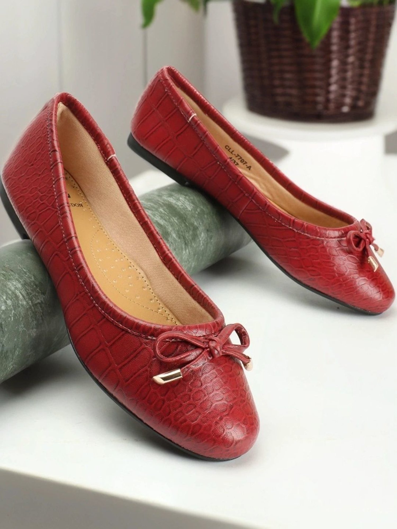 Carlton London Women's Red Flat Ballets