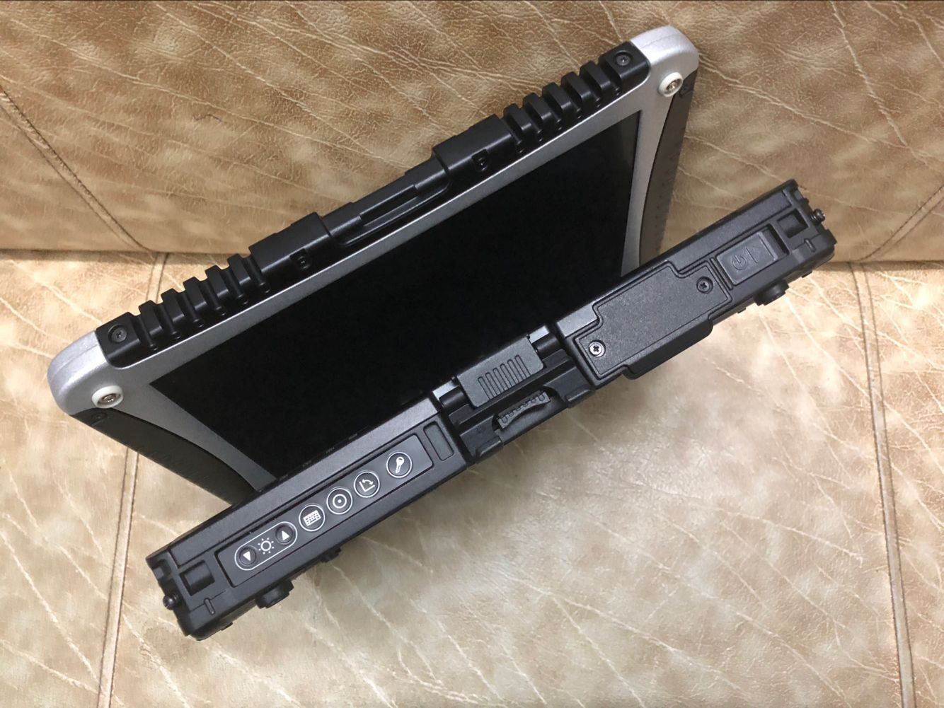 Panasonic laptop CF-19 fully rugged CPU i5/2520/MK5 memory 4G/DDR3 HDD 500G 10 inch LED screen 1024*768 hand touch rotating Windows 7/XP 32/64