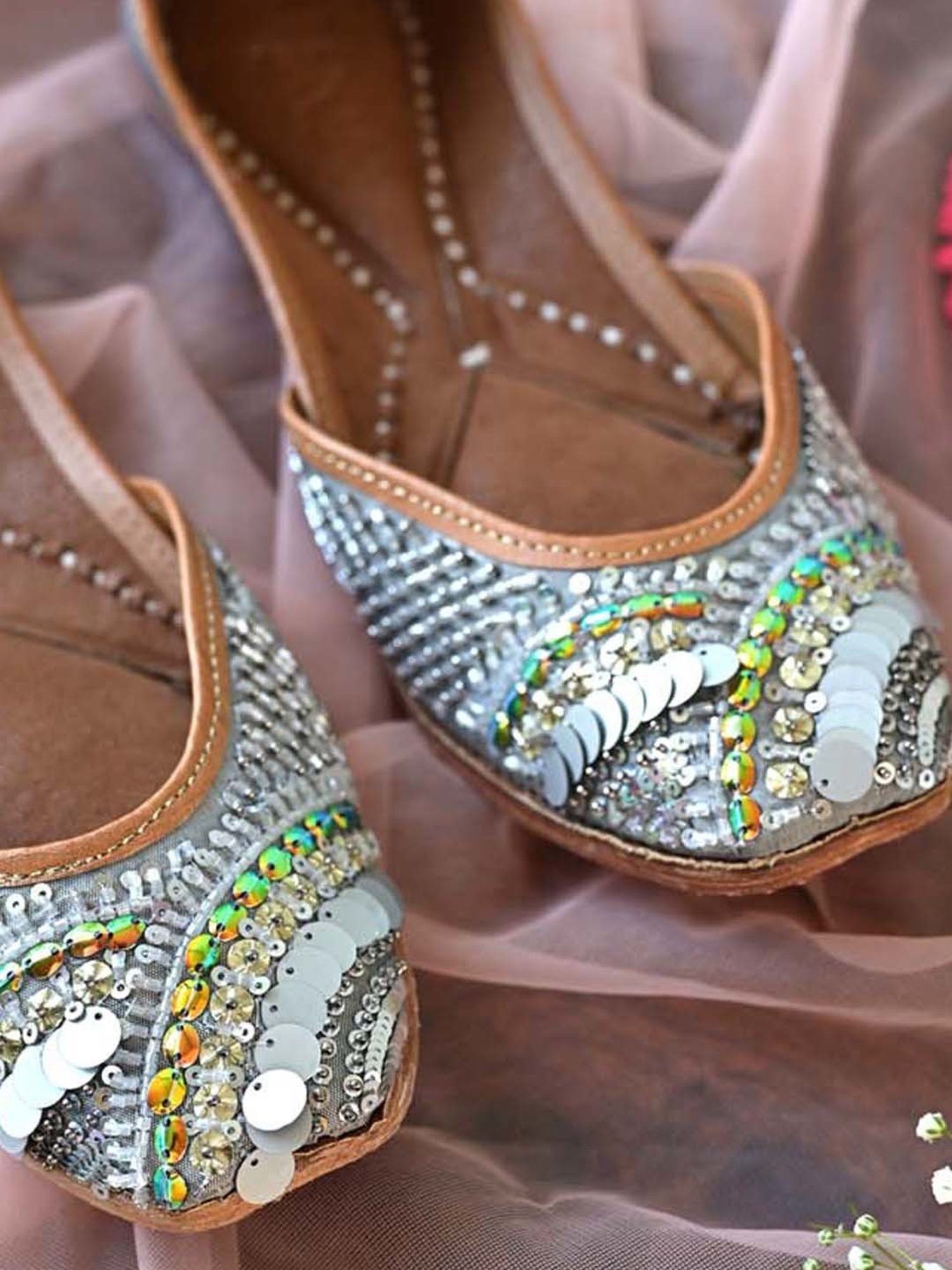 Scentra Women's Grey Ethnic Juttis