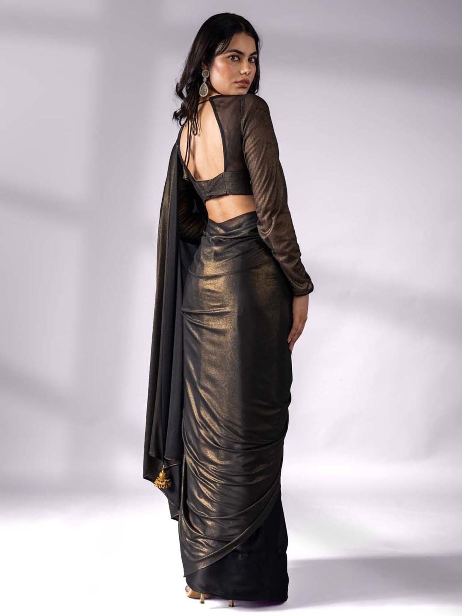 Swtantra Black & Golden Textured Pattern Saree