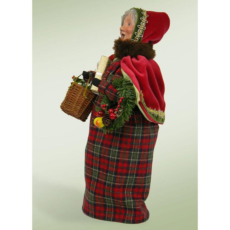 Byers Choice 13.5" English Countryside Jolly Mrs. Claus with Wreath Christmas Figure
