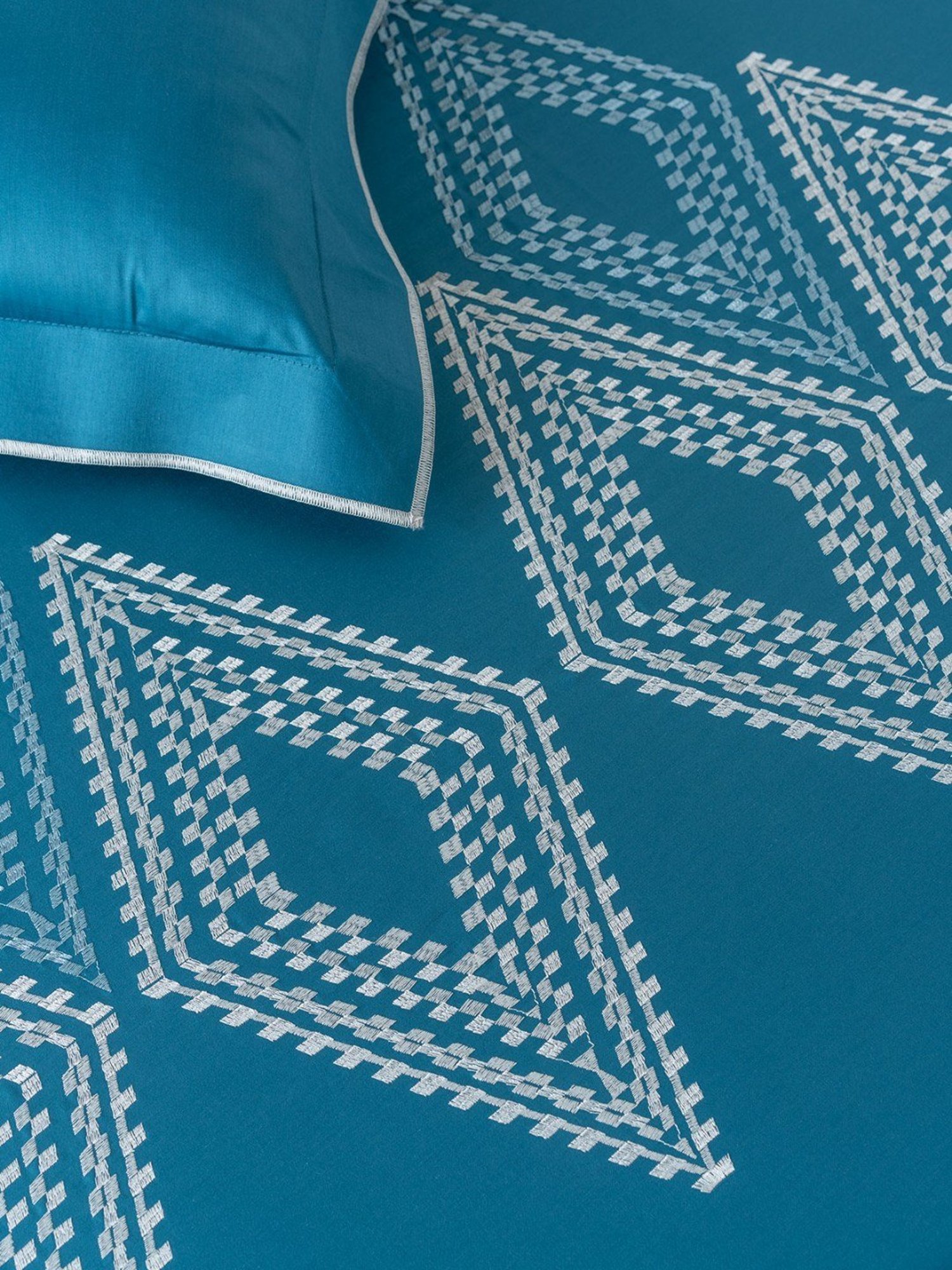 DDECOR Live beautiful Geometric Kingfisher Blue 210 TC Cotton King Bed Sheet with 2 Pillow Covers