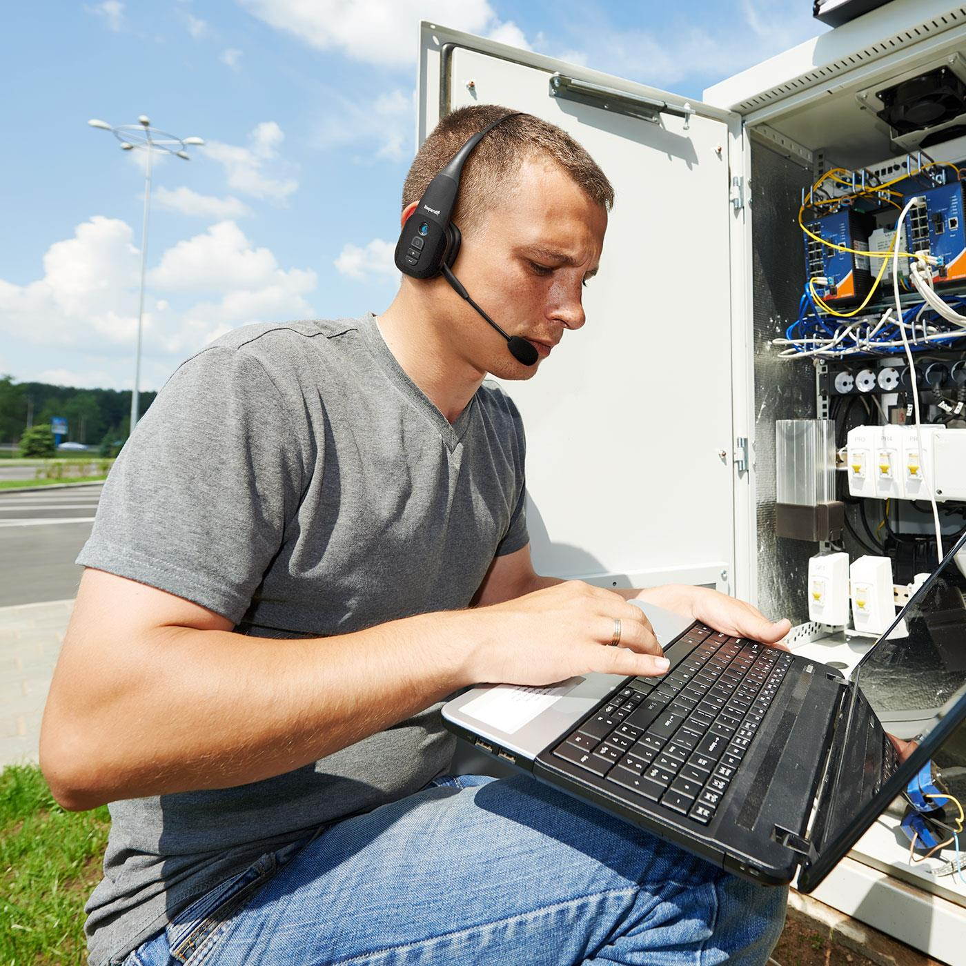 BlueParrott B350-Xt Headset And Charger With Car And Wall Charging Cords