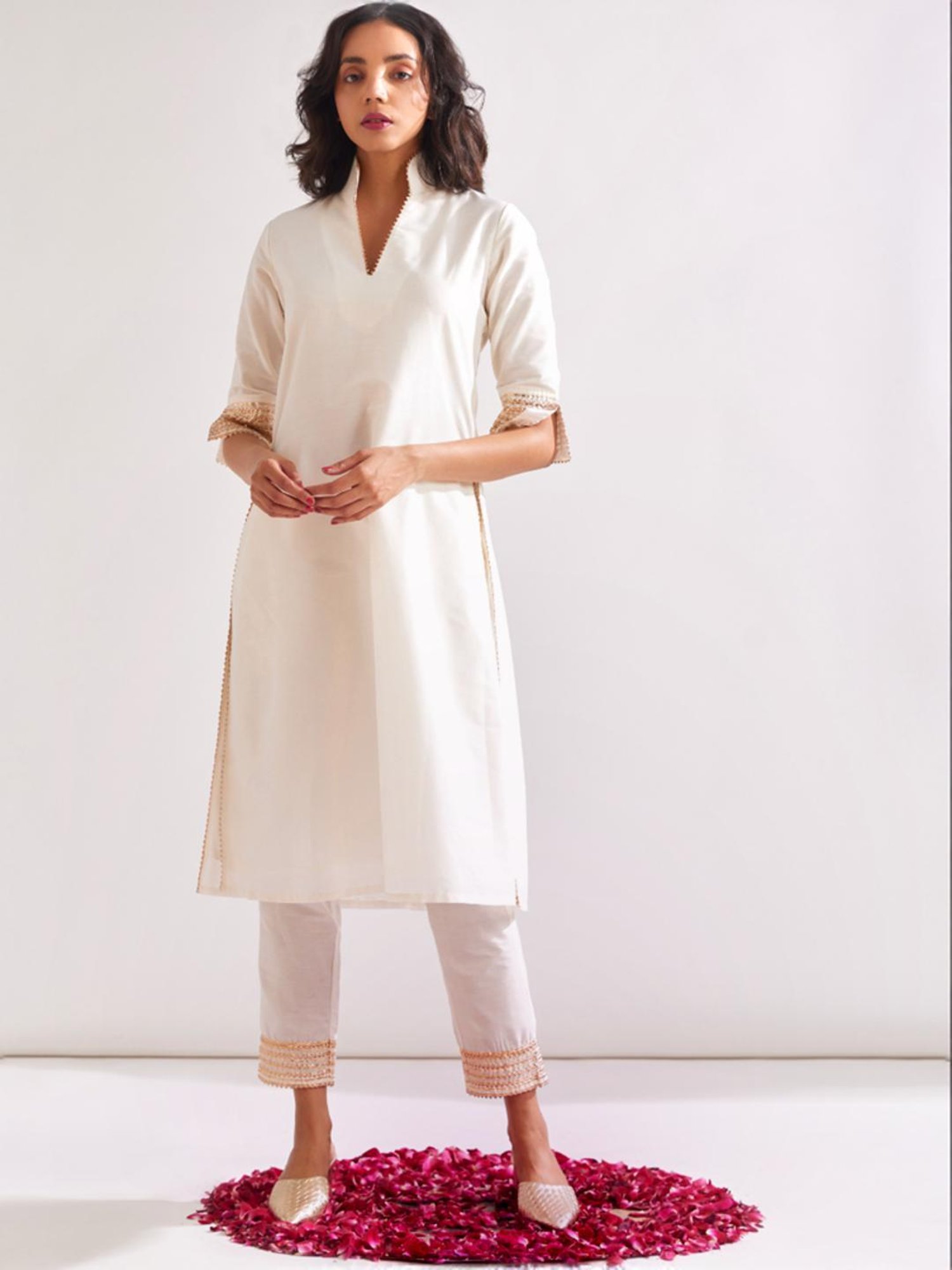 Abhishti White Embellished Straight Kurta