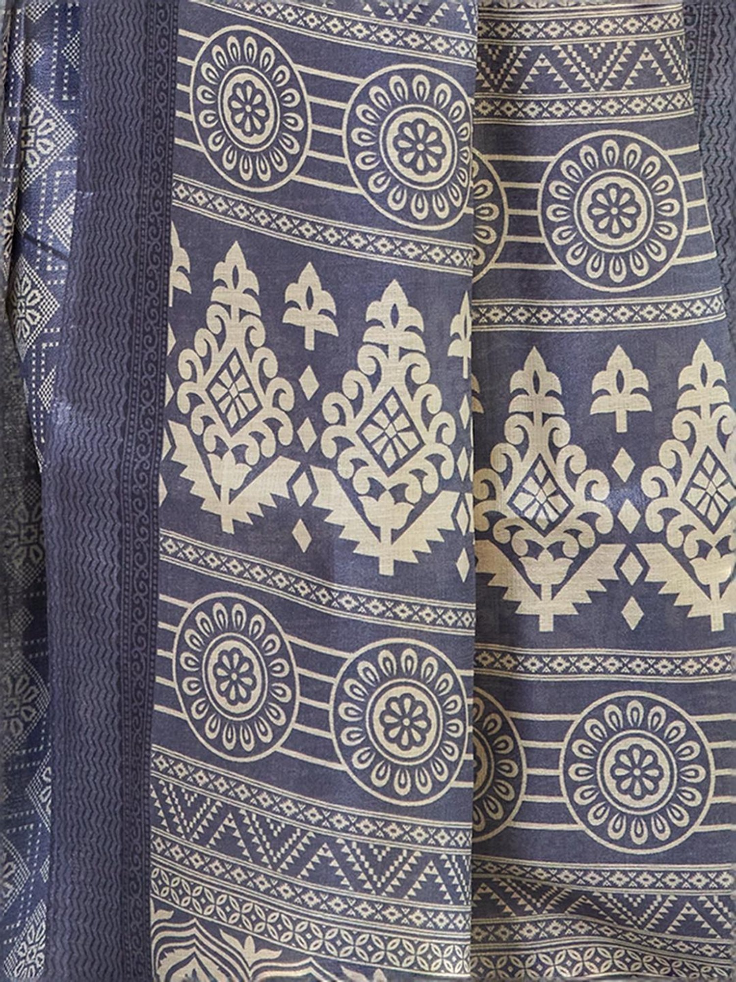 Satrani Grey Printed Saree With Unstitched Blouse